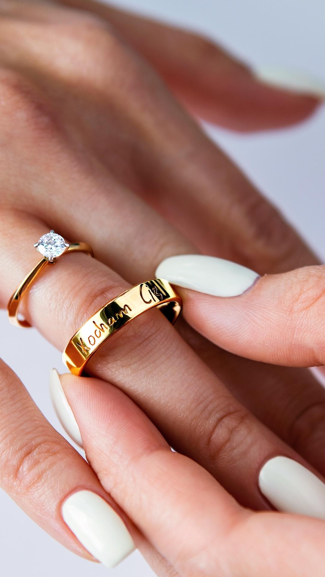 Pierscionek zareczynowy z diament 050 ct z zolte zloto angel na palcu 08