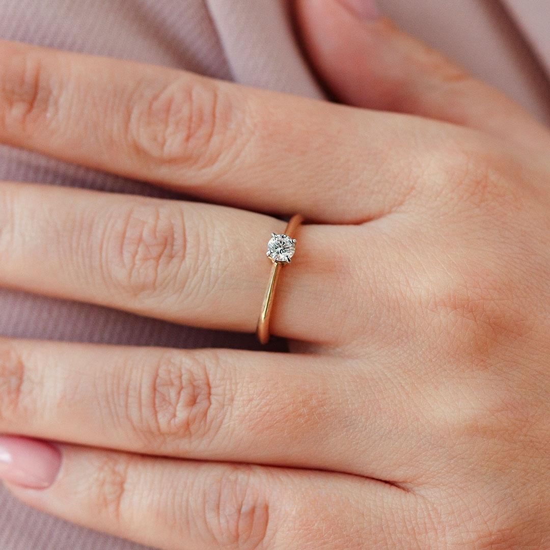 Pierscionek zareczynowy z diament laboratoryjny 017 ct z zolte zloto angel na palcu 01