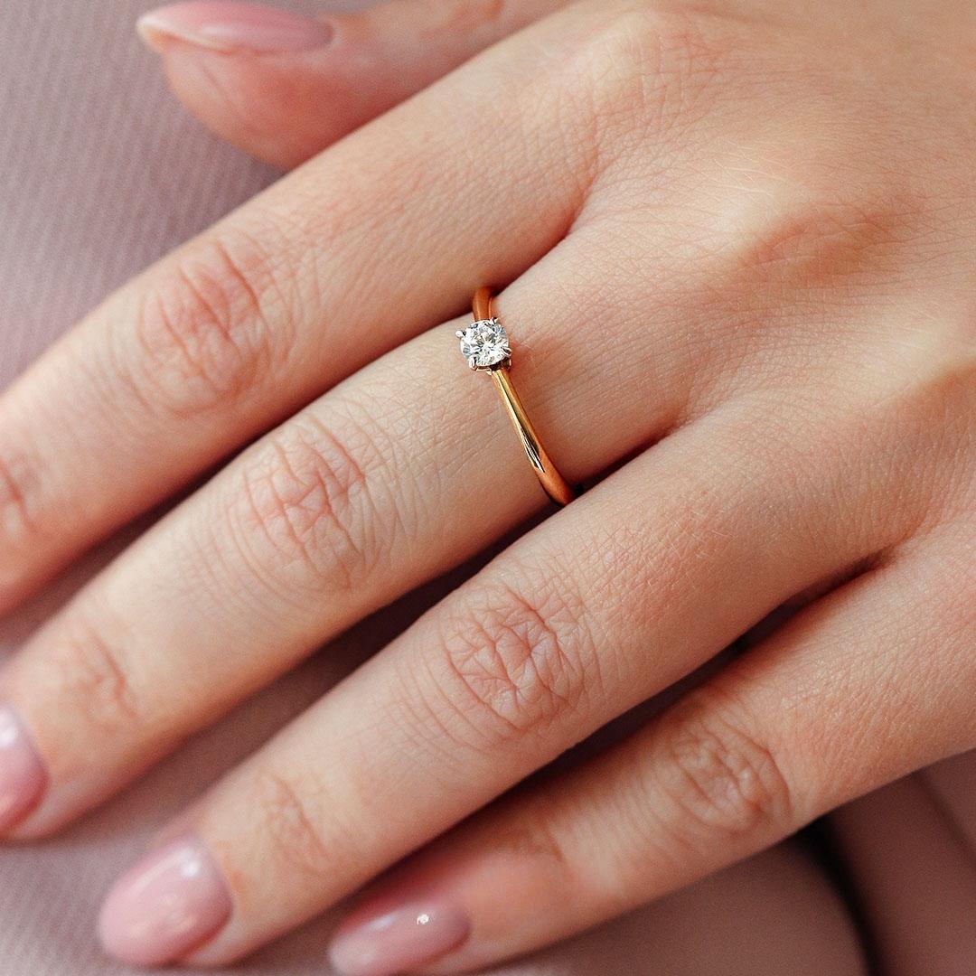 Pierscionek zareczynowy z diament laboratoryjny 017 ct z zolte zloto angel na palcu 02