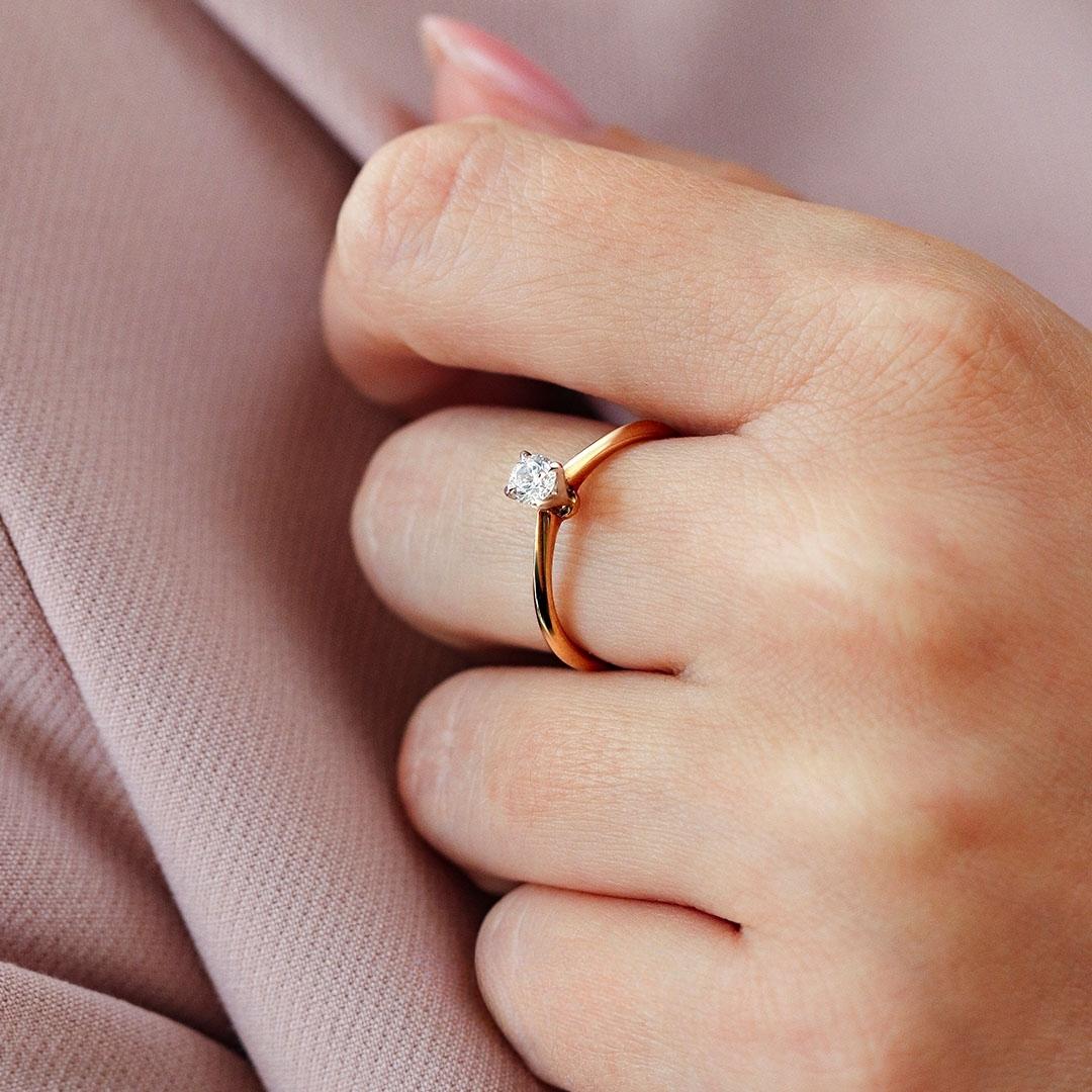 Pierscionek zareczynowy z diament laboratoryjny 017 ct z zolte zloto angel na palcu 03