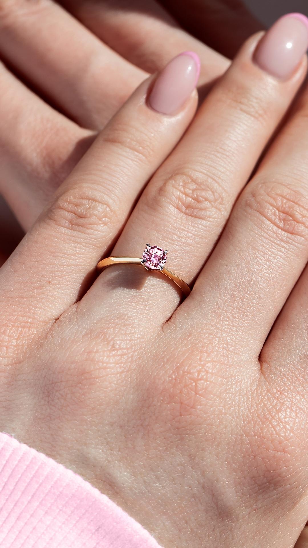 Pierscionek zareczynowy z diament laboratoryjny rozowy 050 ct z zolte zloto angel na palcu