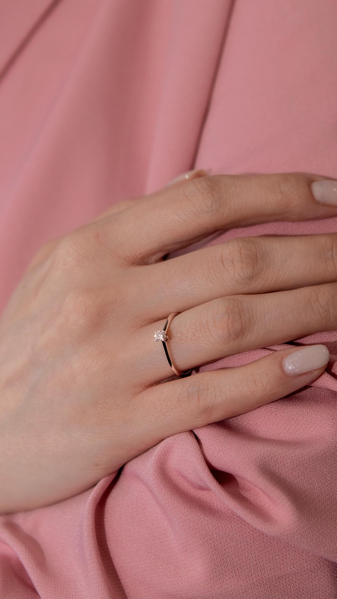 Pierscionek zareczynowy z diamentem 017 CT z rozowego zlota my angel na palcu 04