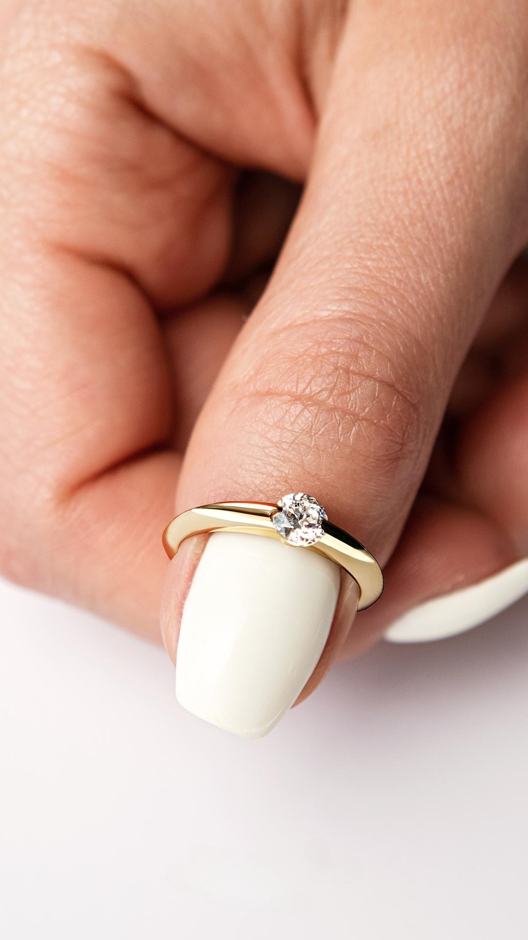 Pierscionek zareczynowy z diament 025 ct z zolte zloto baby na palcu 02