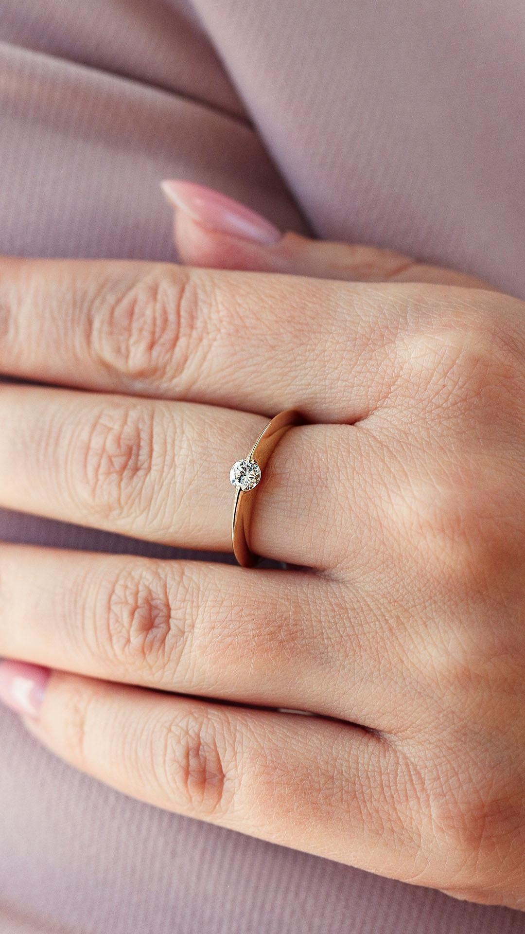 Pierscionek zareczynowy z diament laboratoryjny 025 ct z zolte zloto baby na palcu