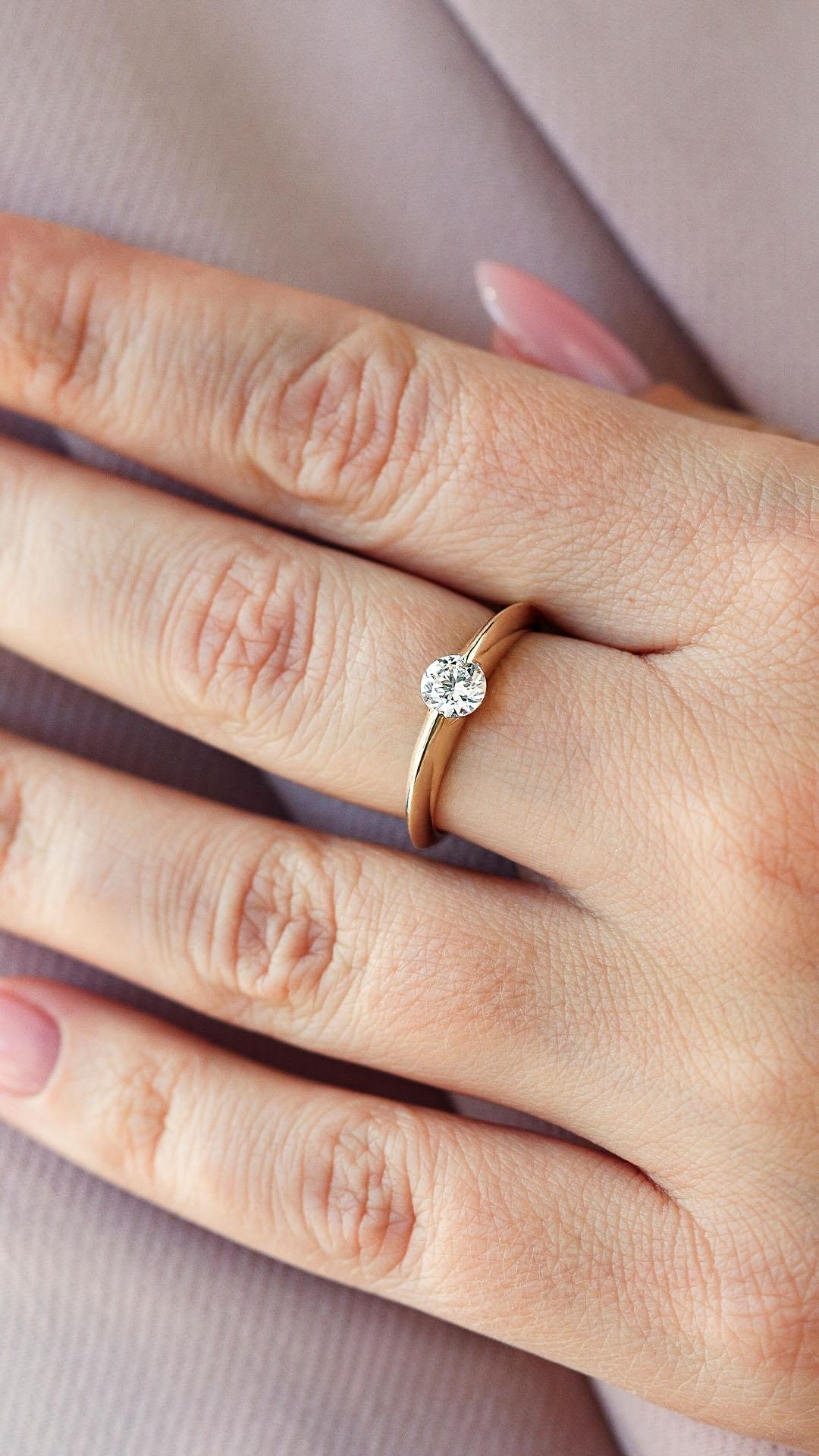 Pierscionek zareczynowy z diament laboratoryjny 050 ct z zolte zloto baby na palcu 01