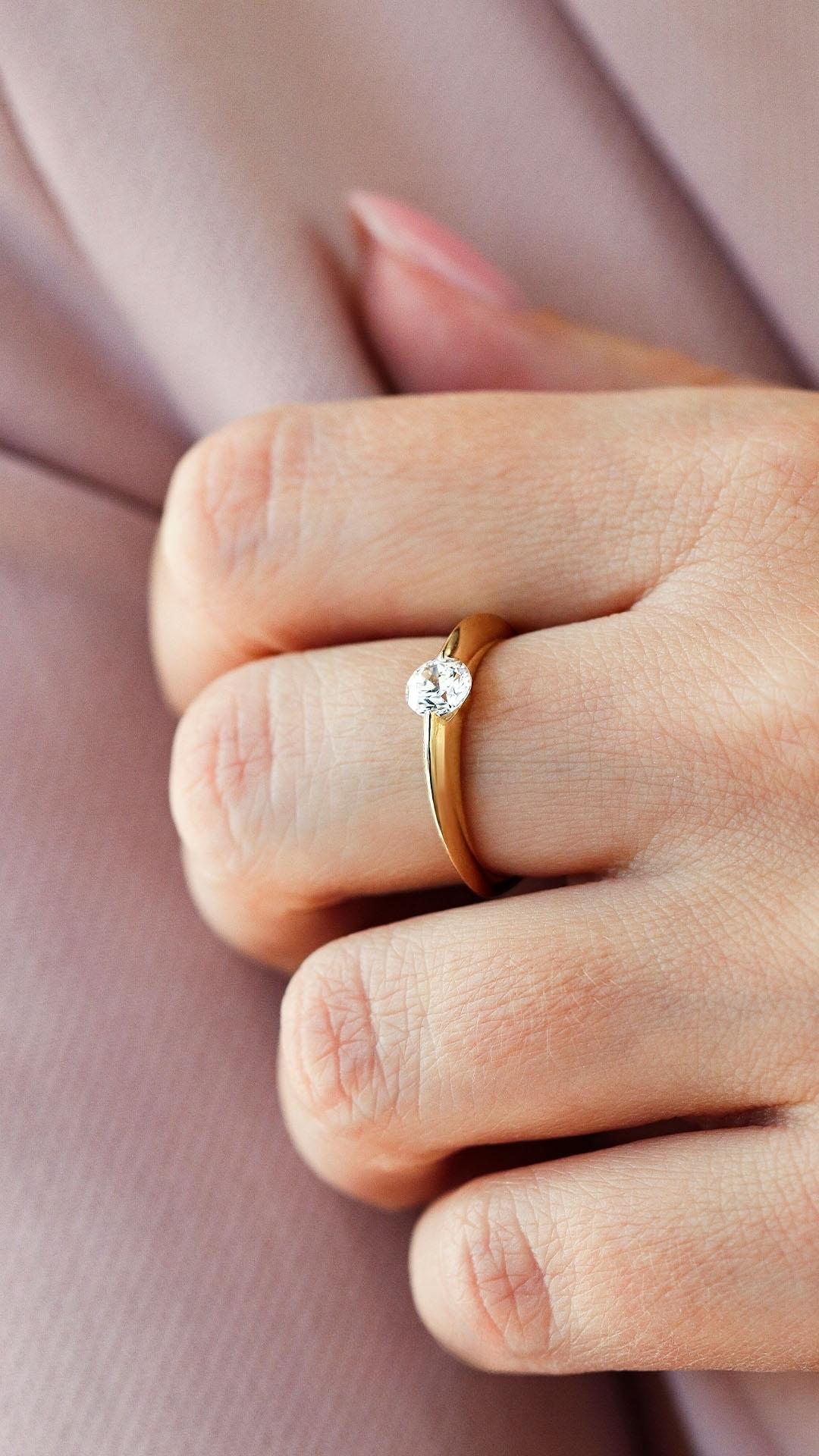 Pierscionek zareczynowy z diament laboratoryjny 050 ct z zolte zloto baby na palcu 02