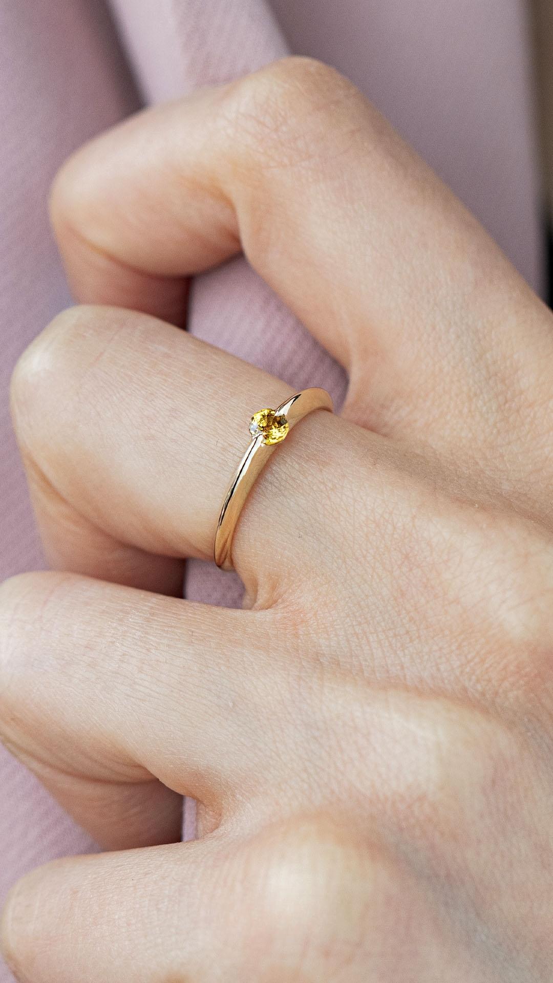 Pierscionek zareczynowy z diament laboratoryjny zolty 025 ct z zolte zloto baby na palcu 02