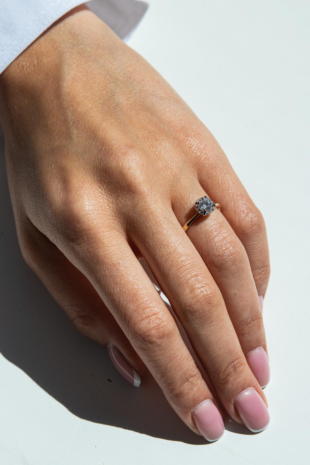 Pierscionek zareczynowy z diament 033 ct z zolte zloto beauty na palcu 02