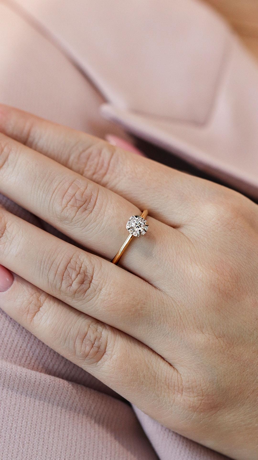 Pierscionek zareczynowy z diament 033 ct z zolte zloto beauty na palcu