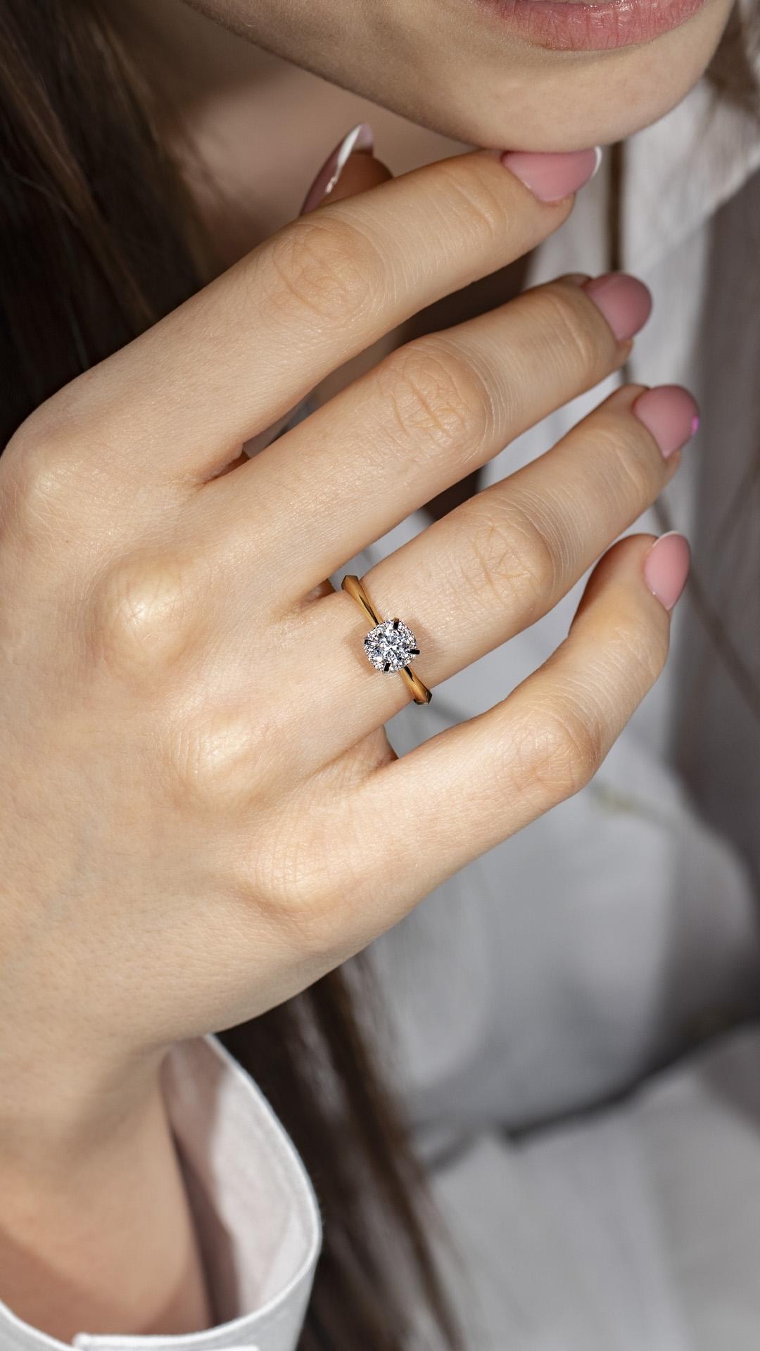 Pierscionek zareczynowy z diament 062 ct z zolte zloto beauty na palcu 01