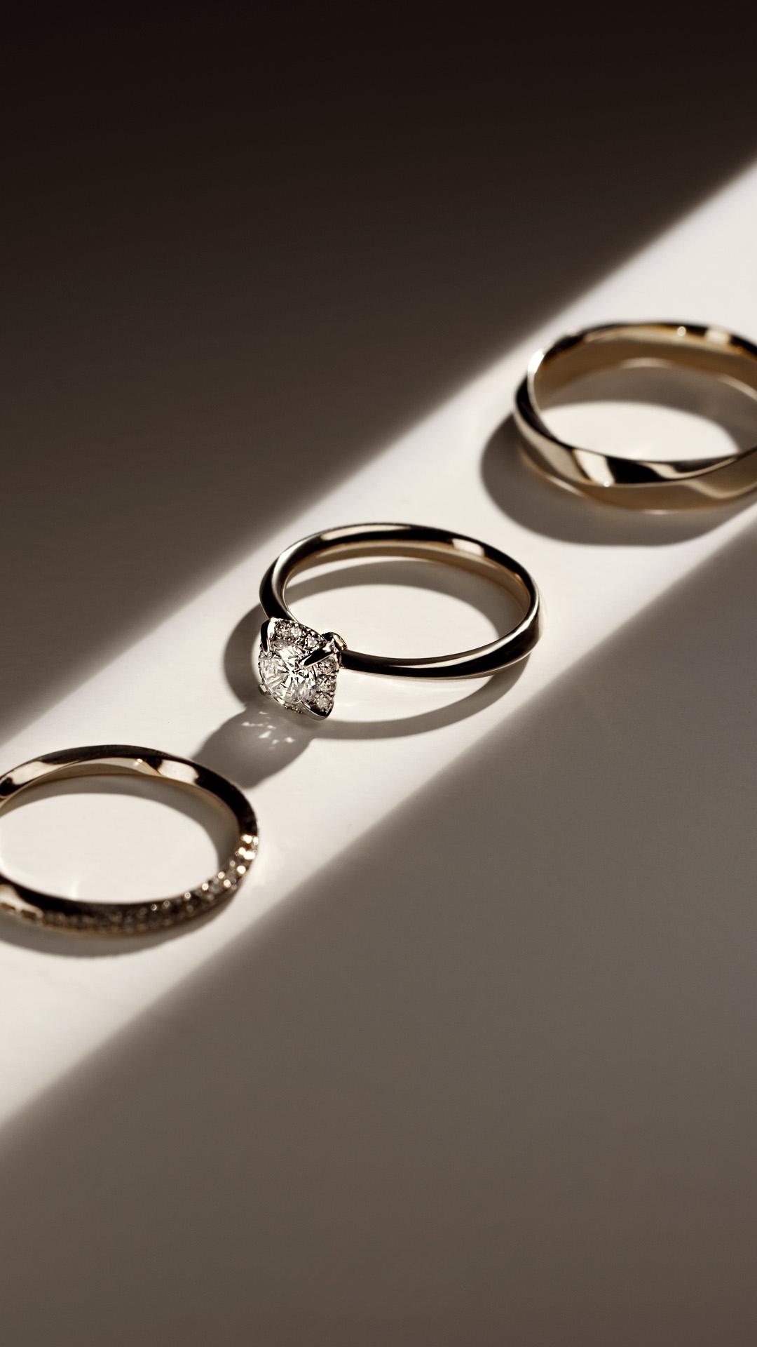 Pierscionek zareczynowy z diament 062 ct z zolte zloto beauty na palcu 03