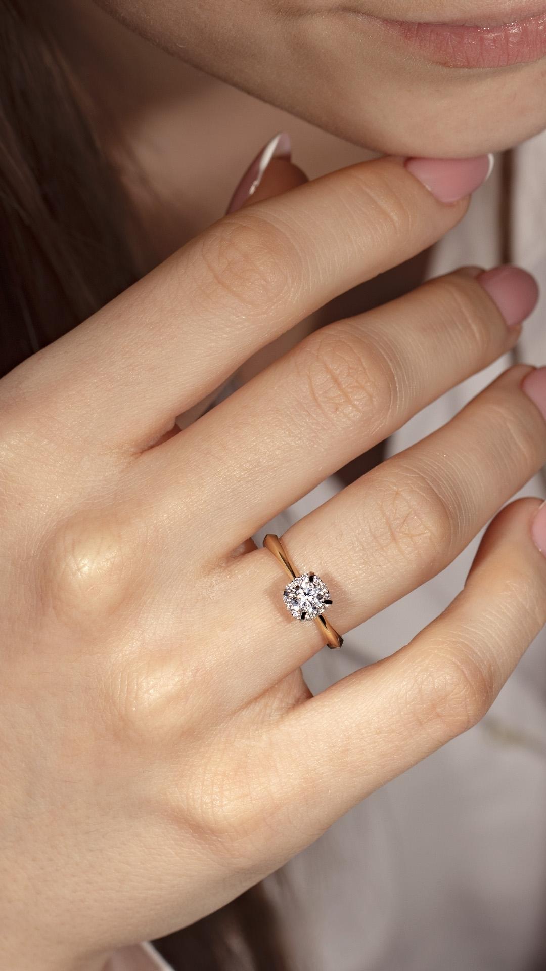 Pierscionek zareczynowy z diament 062 ct z zolte zloto beauty na palcu 10