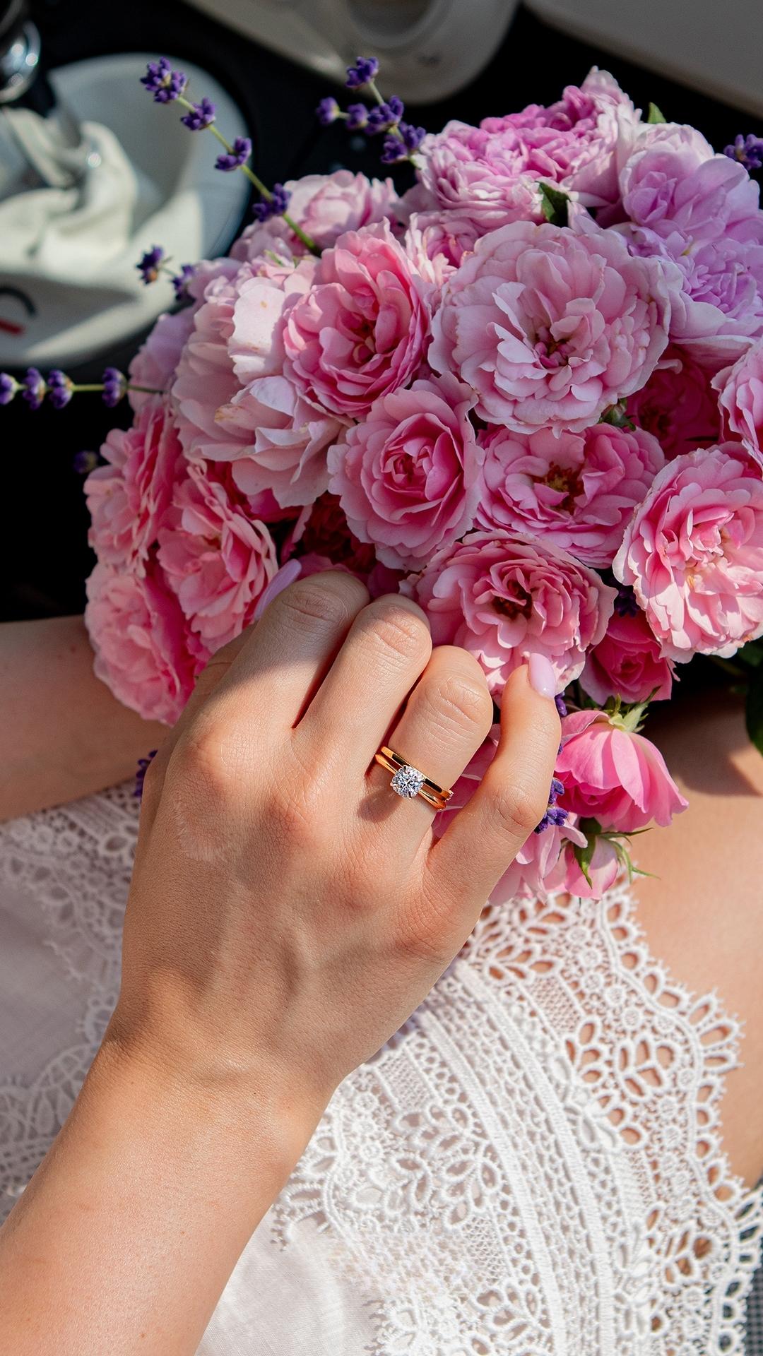 Pierscionek zareczynowy z diament 062 ct z zolte zloto beauty na palcu 11