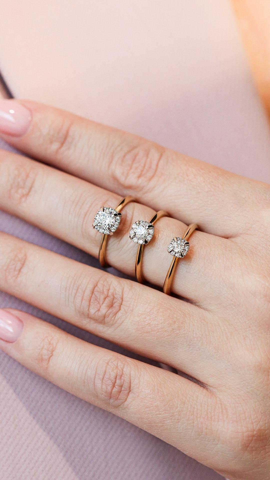 Pierscionek zareczynowy z diament laboratoryjny 014 ct z zolte zloto beauty na palcu 02