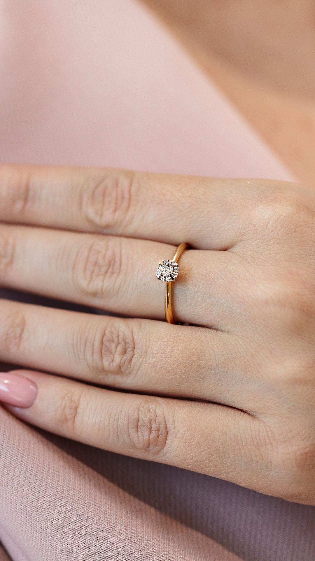 Pierscionek zareczynowy z diament laboratoryjny 014 ct z zolte zloto beauty na palcu