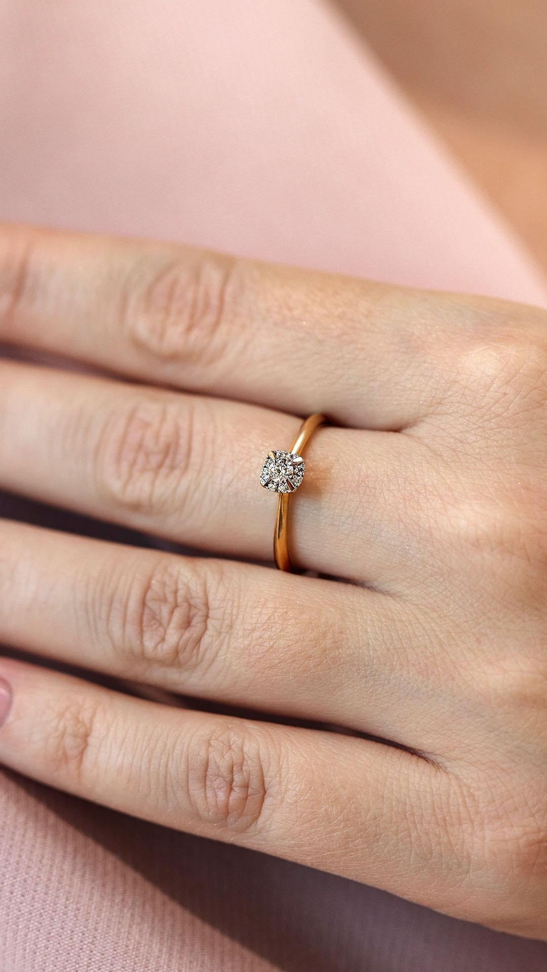 Pierscionek zareczynowy z diament laboratoryjny 033 ct z zolte zloto beauty na palcu