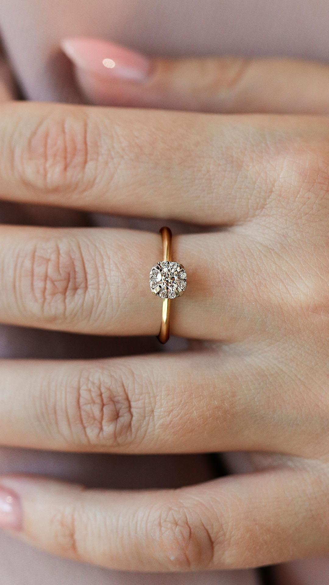 Pierscionek zareczynowy z diament laboratoryjny 062 ct z zolte zloto beauty na palcu 01