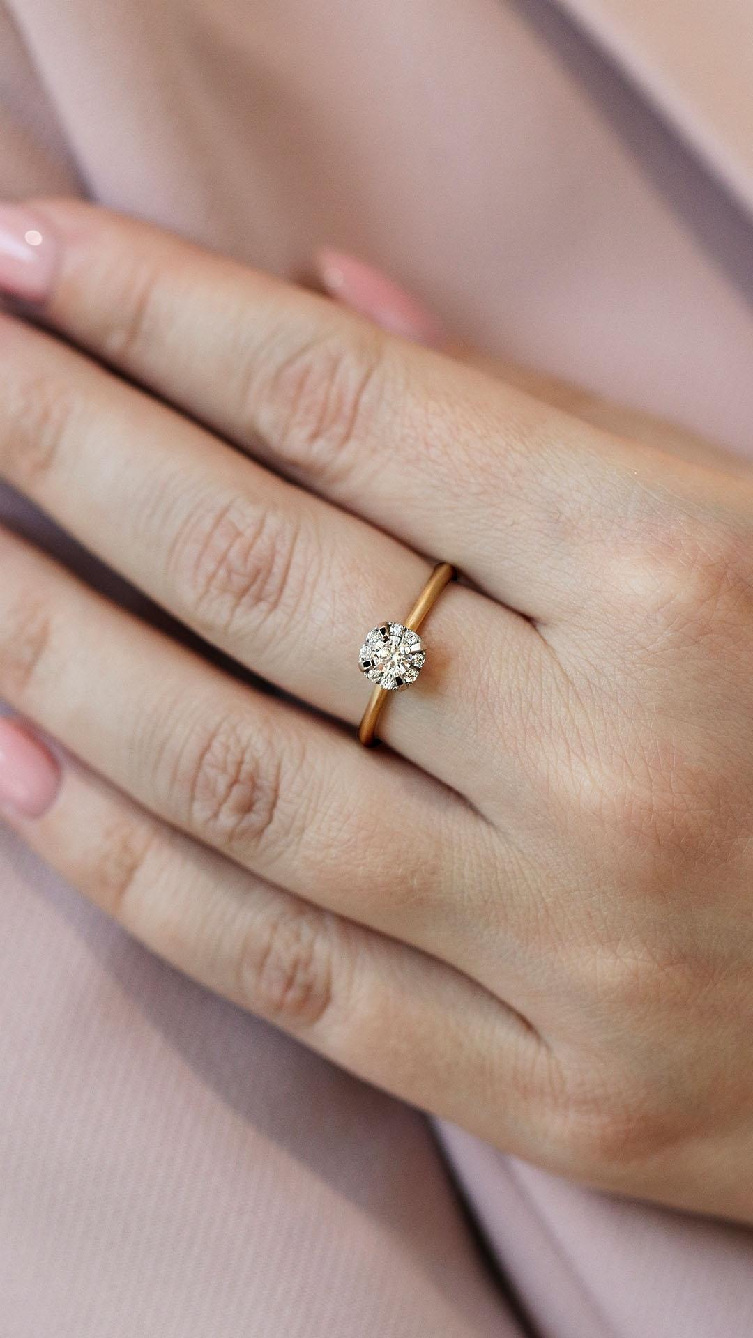 Pierscionek zareczynowy z diament laboratoryjny 062 ct z zolte zloto beauty na palcu 02