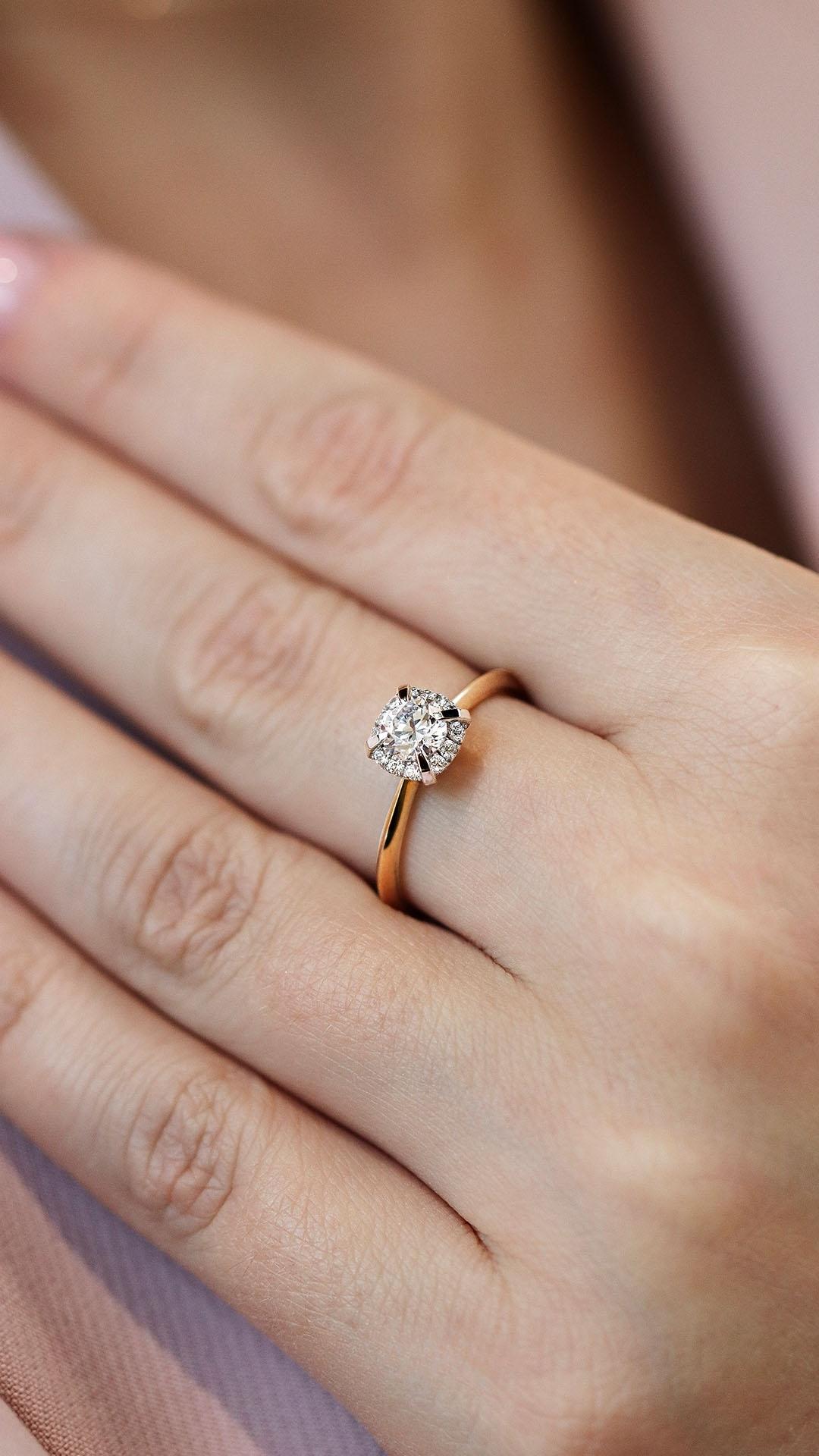 Pierscionek zareczynowy z diament laboratoryjny 098 ct z zolte zloto beauty na palcu 01