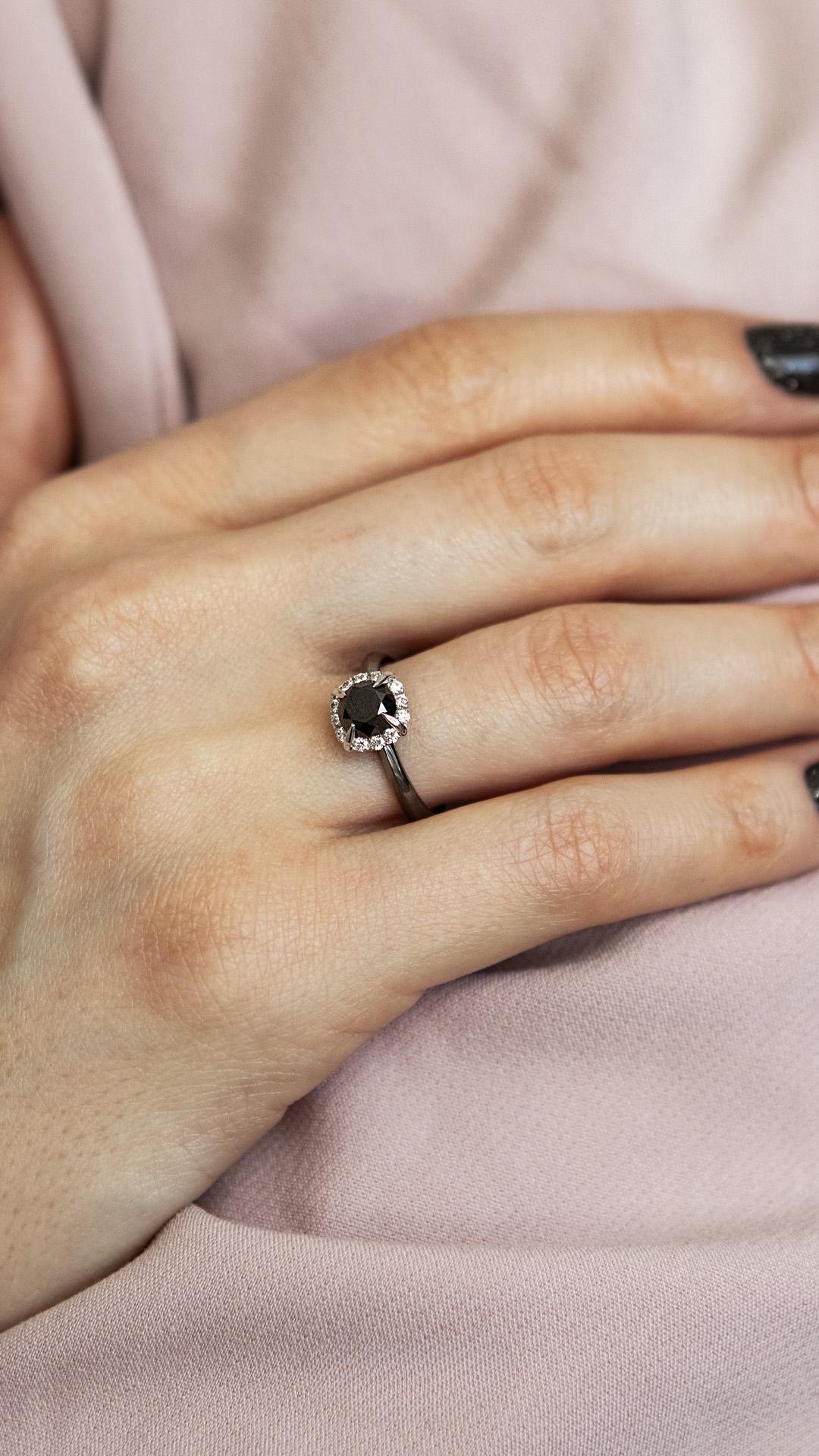 Pierscionek zareczynowy z diamentem czarnym 062 CT z czarnego zlota my beauty na palcu 05