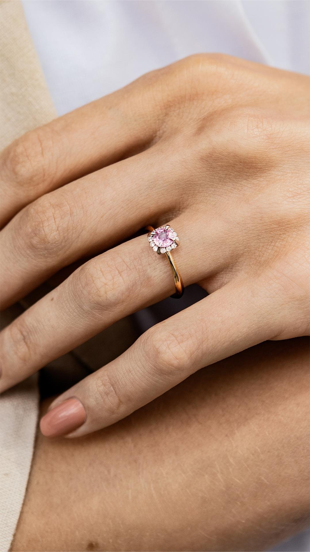 Pierscionek zareczynowy z morganit 062 ct z zolte zloto beauty na palcu