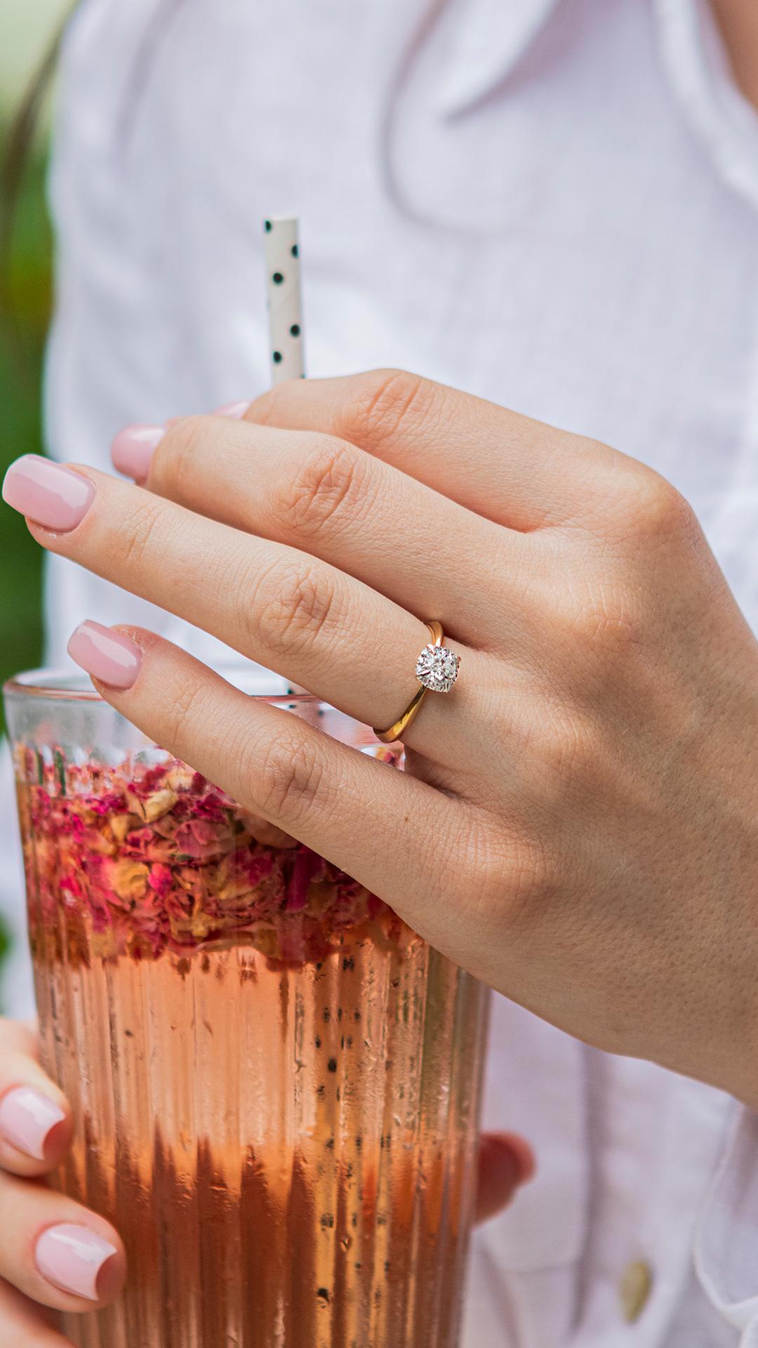 Pierscionek zareczynowy z szafir bialy 062 ct z zolte zloto beauty na palcu 03