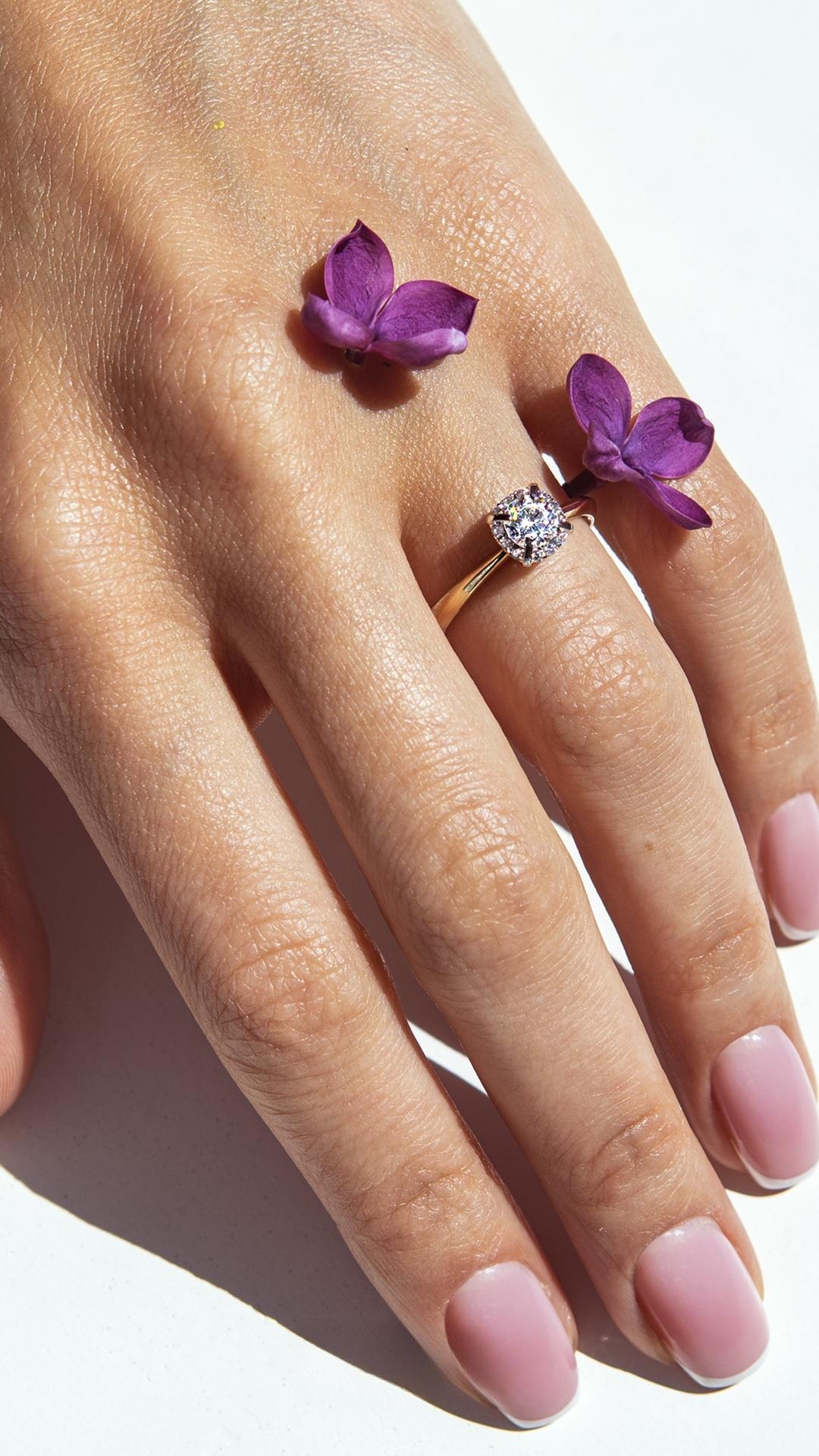 Pierscionek zareczynowy z szafir bialy 062 ct z zolte zloto beauty na palcu