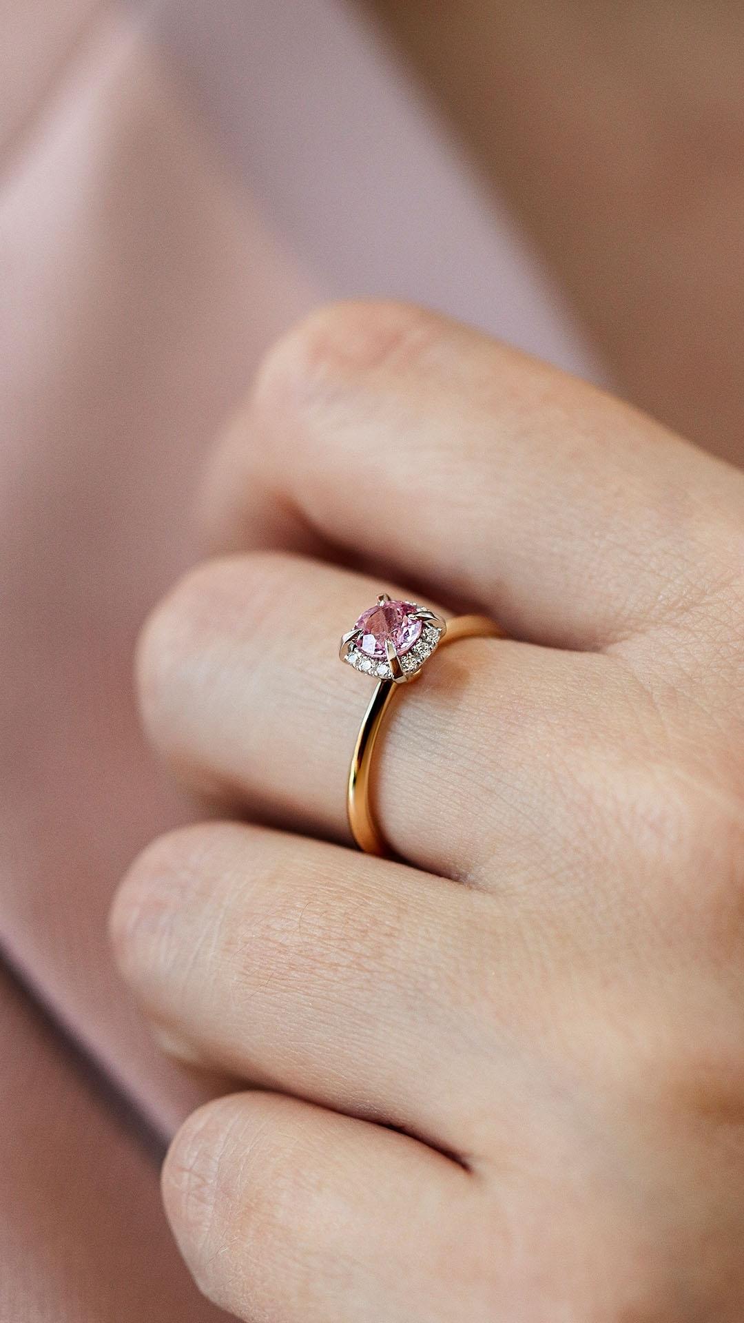 Pierscionek zareczynowy z szafir rozowy 062 ct z zolte zloto beauty na palcu 07
