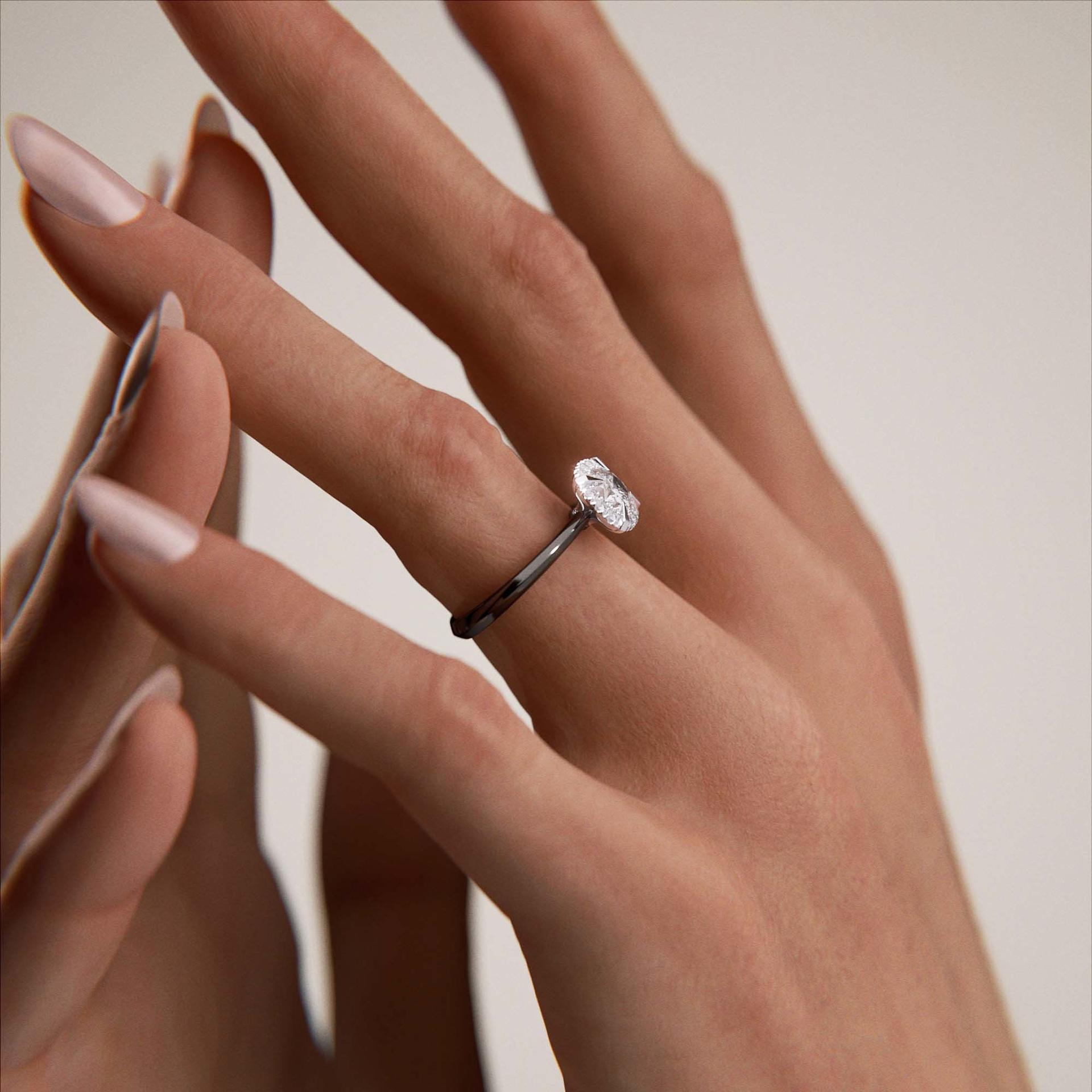 Pierścionek zaręczynowy My Beauty z czarnego złota z szafirem białym 0,98ct