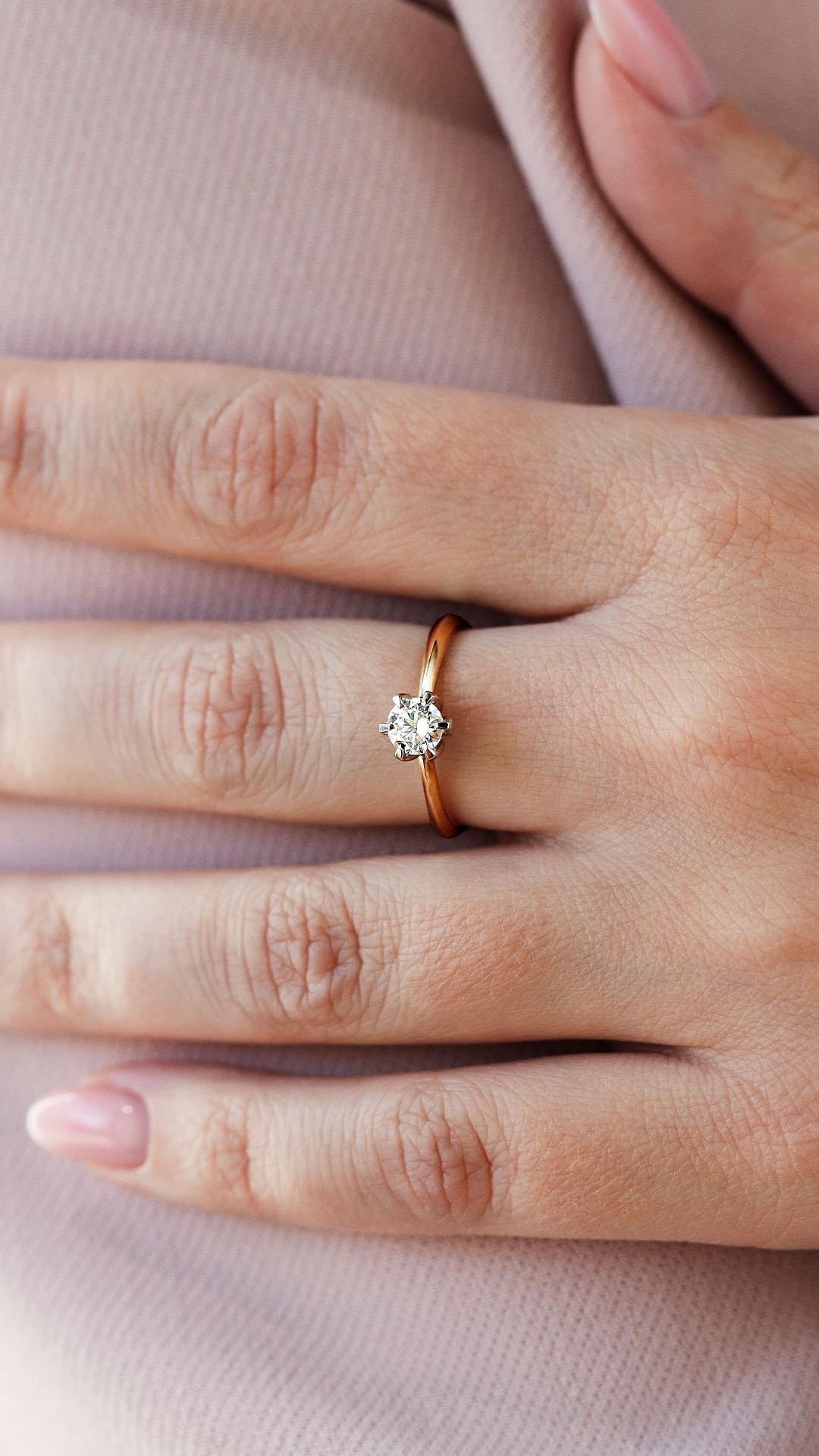 Pierscionek zareczynowy z diament 030 ct z zolte zloto daisy na palcu 01