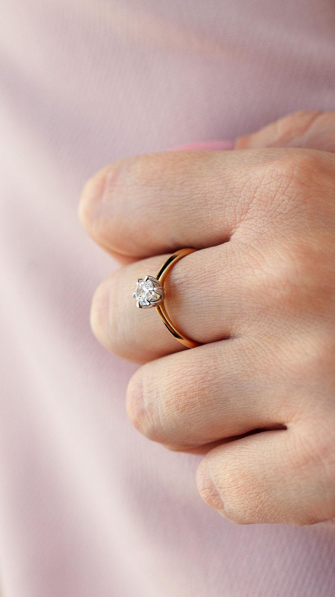 Pierscionek zareczynowy z diament 030 ct z zolte zloto daisy na palcu 02