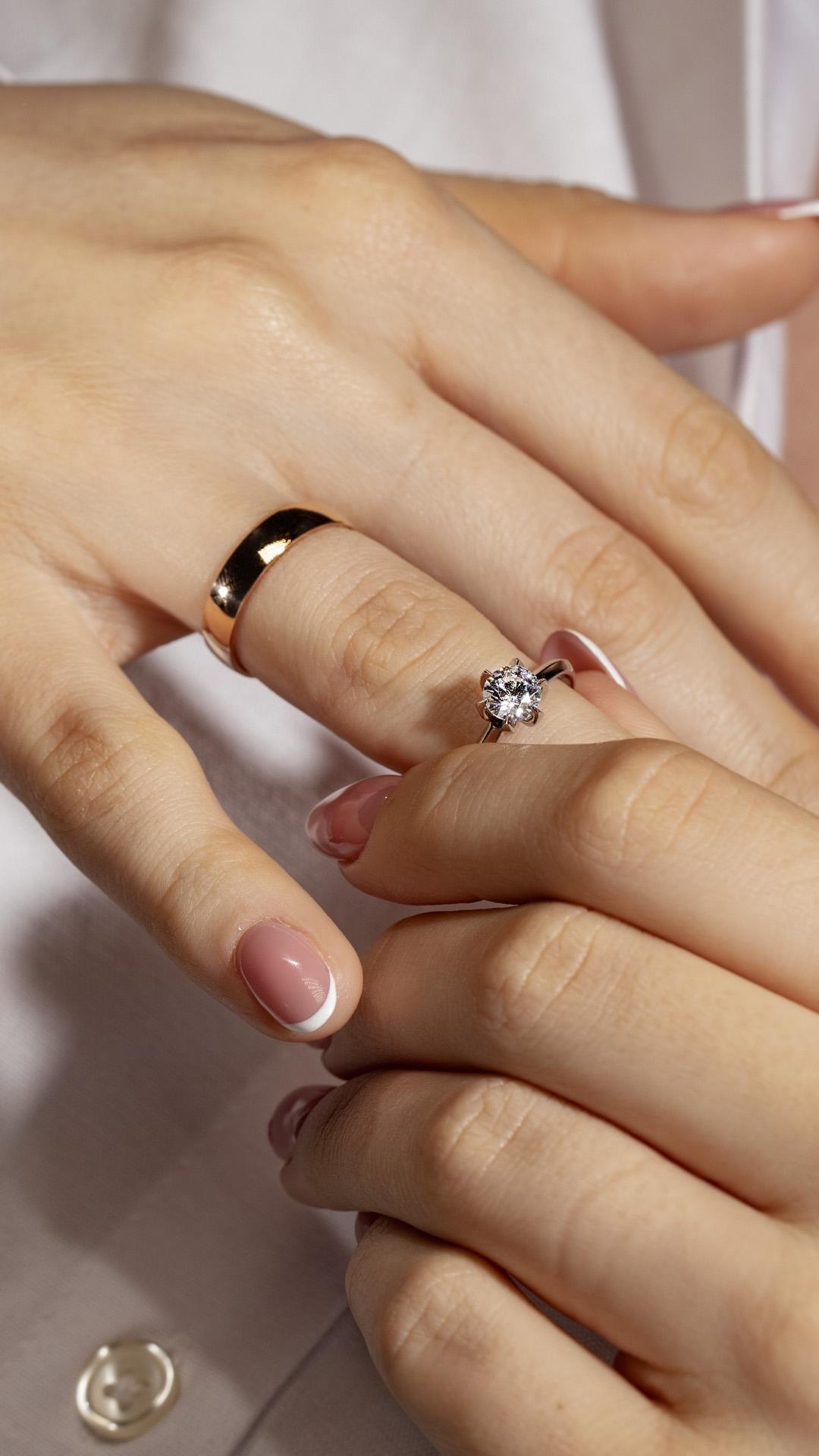 Pierscionek zareczynowy z diament 050 ct z biale zloto daisy na palcu