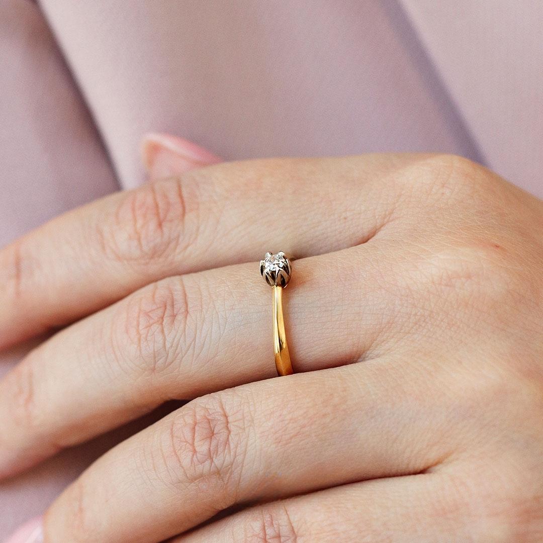 Pierscionek zareczynowy z diament laboratoryjny 010 ct z zolte zloto daisy na palcu 01