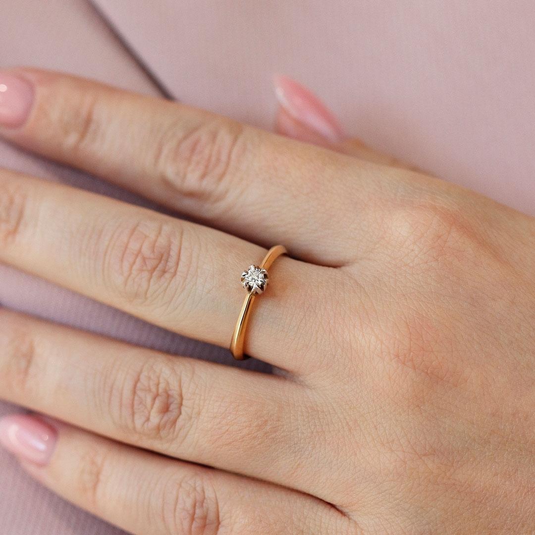 Pierscionek zareczynowy z diament laboratoryjny 010 ct z zolte zloto daisy na palcu02