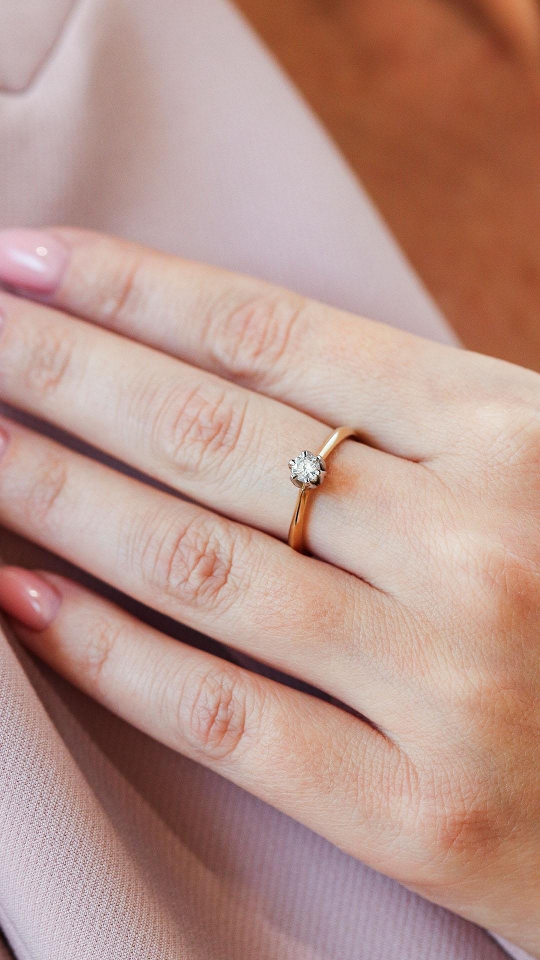 Pierscionek zareczynowy z diament laboratoryjny 017 ct z zolte zloto daisy na palcu