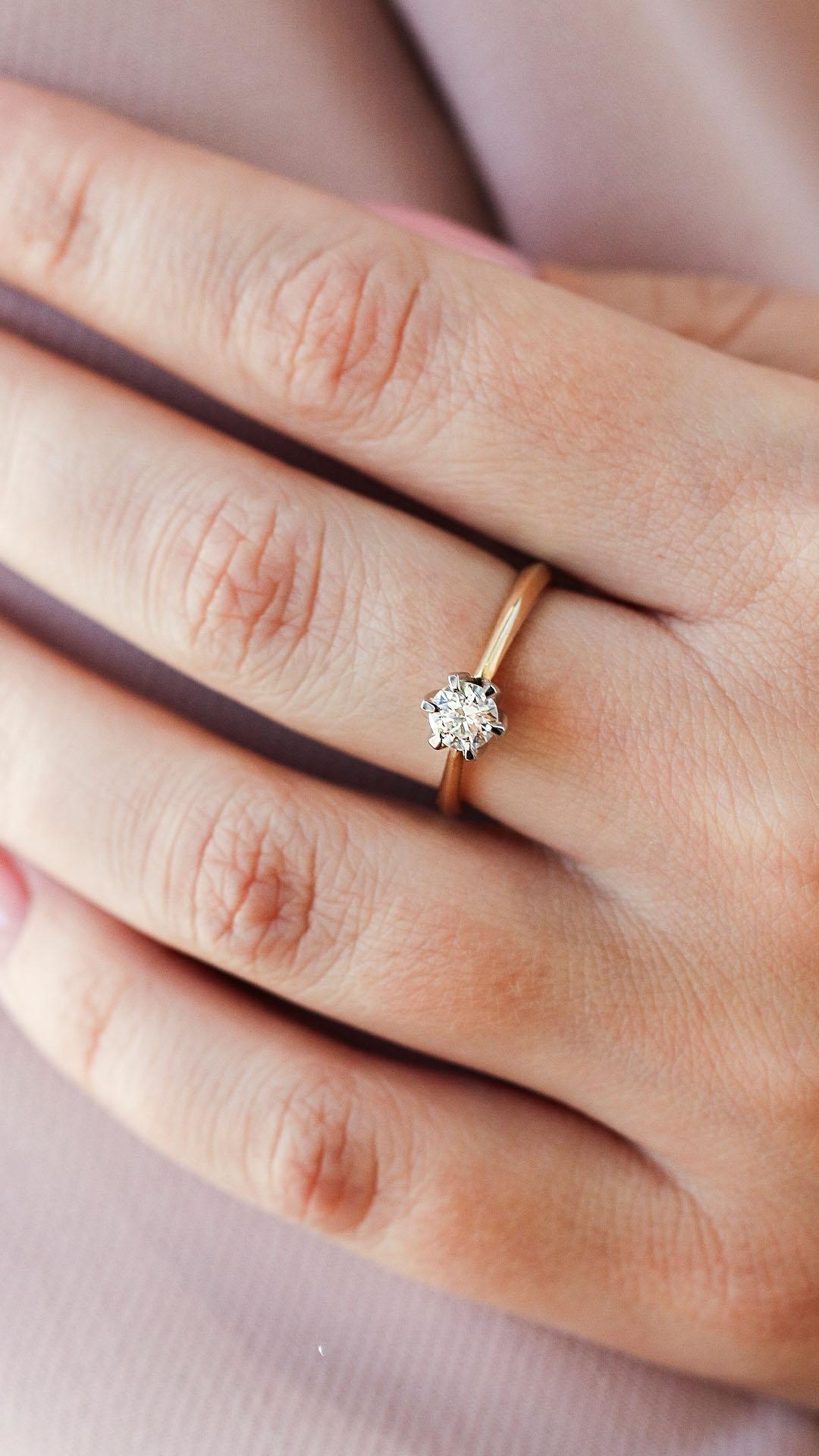 Pierscionek zareczynowy z diament laboratoryjny 030 ct z zolte zloto daisy na palcu 01