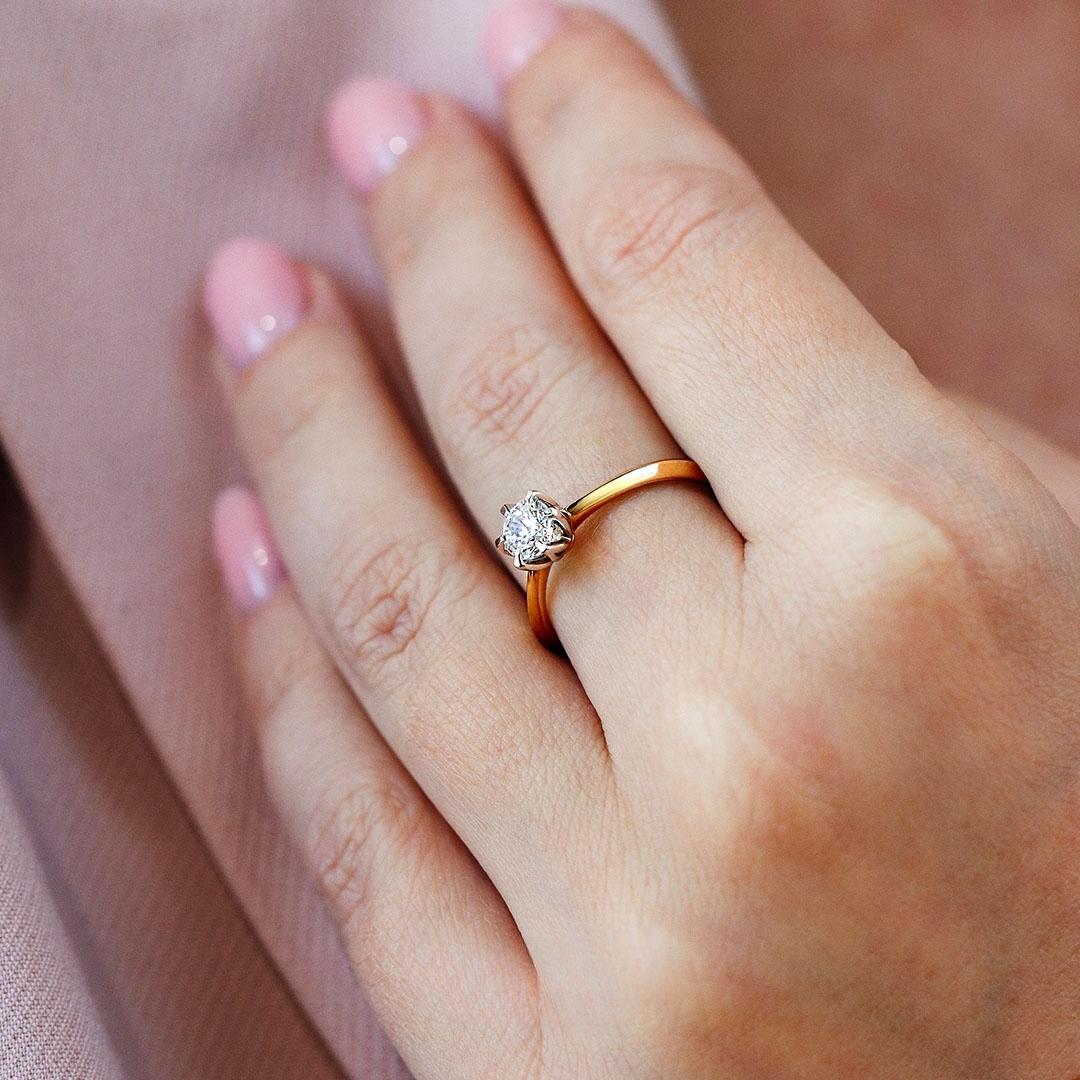 Pierscionek zareczynowy z szafir bialy 050 ct z zolte zloto daisy na palcu 02