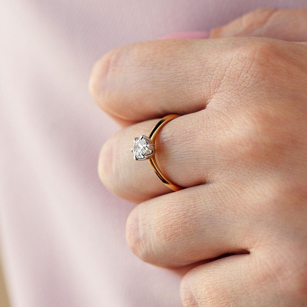 Pierscionek zareczynowy z szafir bialy 050 ct z zolte zloto daisy na palcu 03