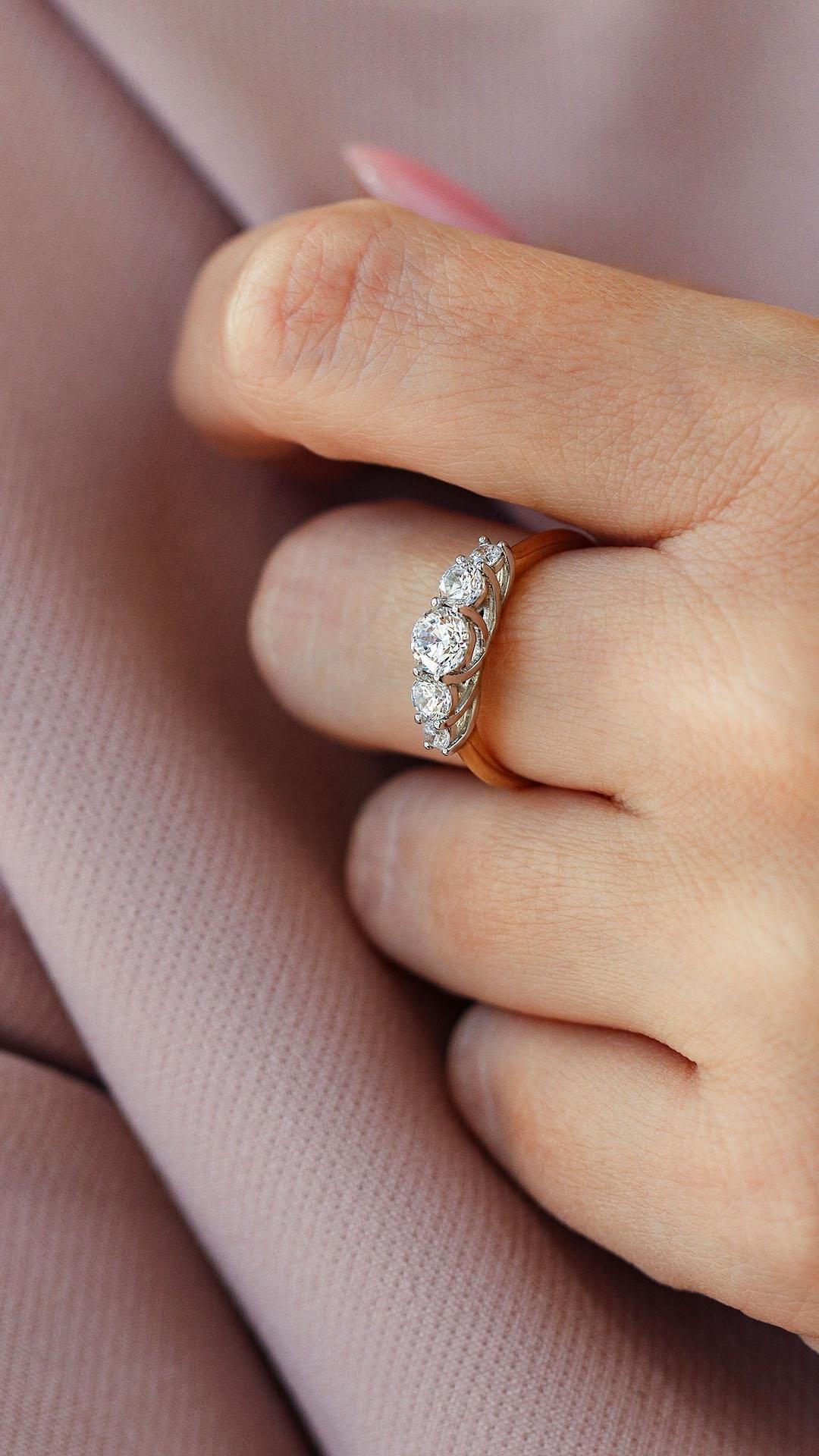 Pierscionek zareczynowy z diament 096 ct z zolte zloto darling na palcu 02