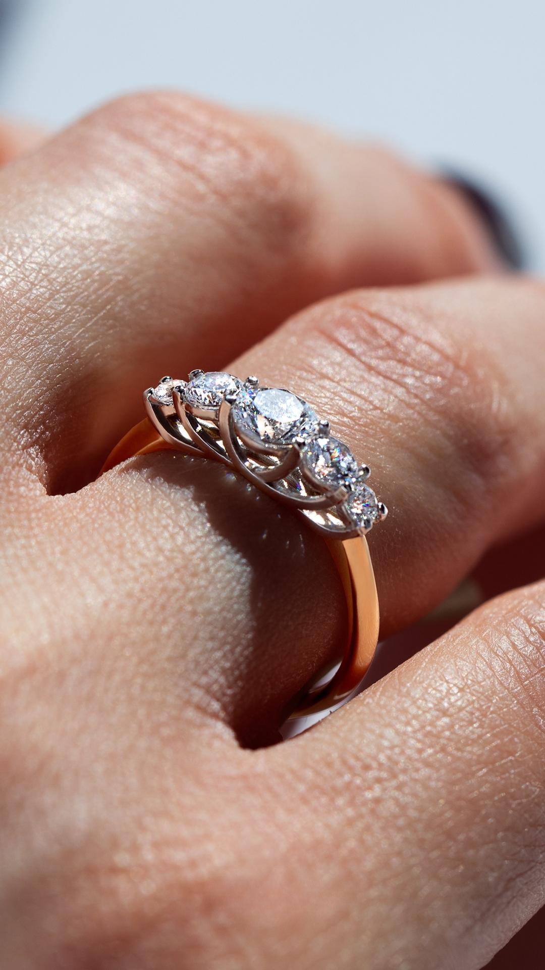 Pierscionek zareczynowy z diament 096 ct z zolte zloto darling na palcu 03