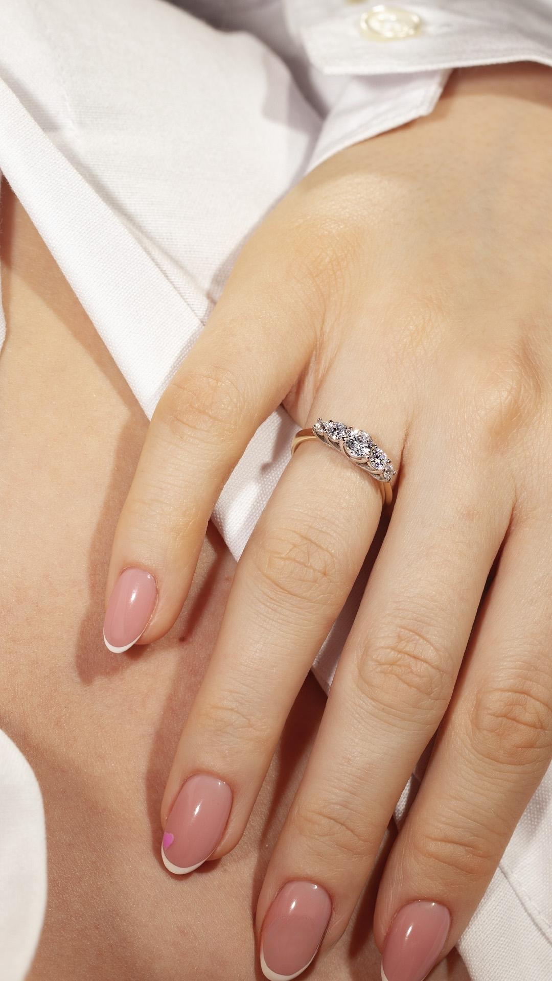 Pierscionek zareczynowy z diament 096 ct z zolte zloto darling na palcu 06