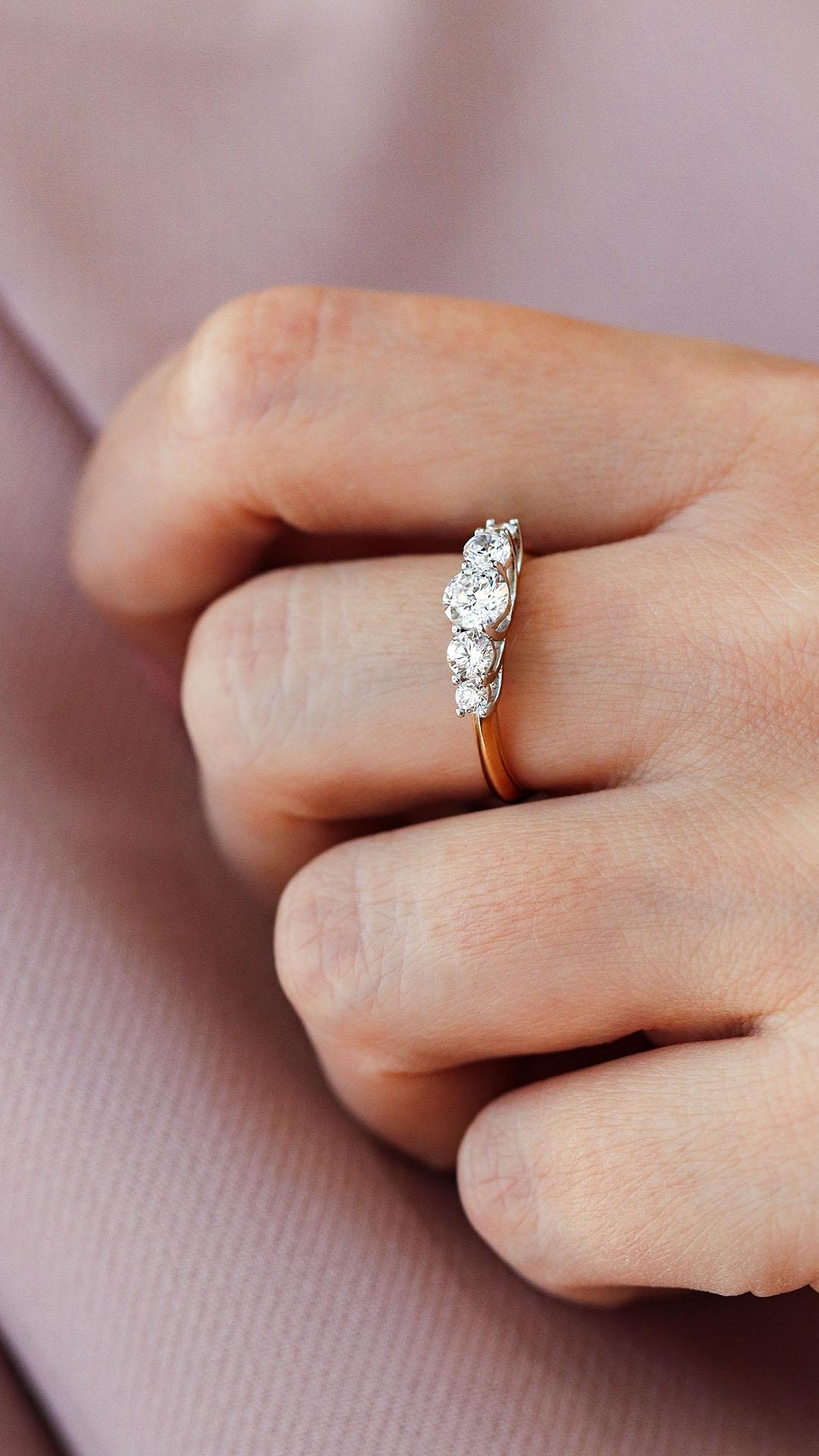 Pierscionek zareczynowy z diament laboratoryjny 096 ct z zolte zloto darling na palcu 01