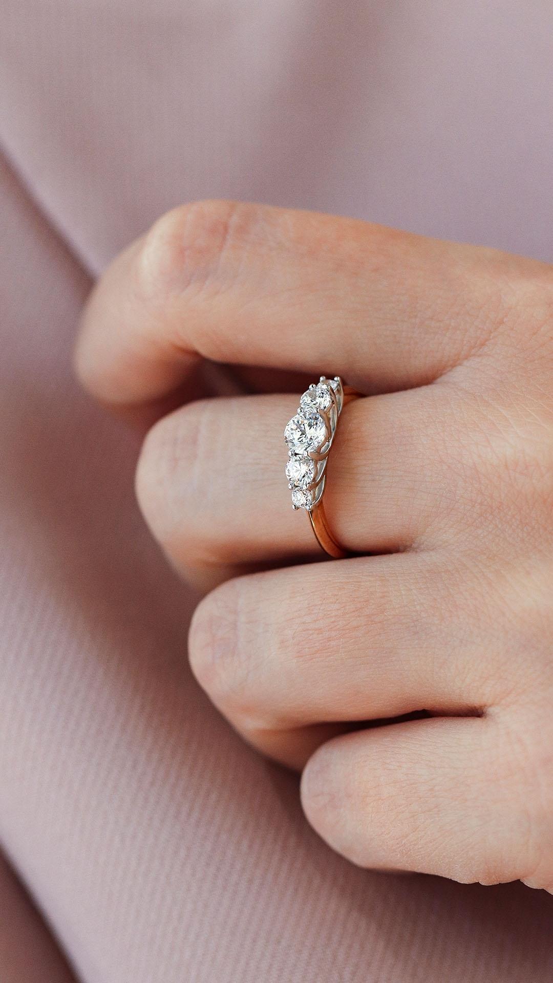 Pierscionek zareczynowy z diament laboratoryjny 096 ct z zolte zloto darling na palcu 02