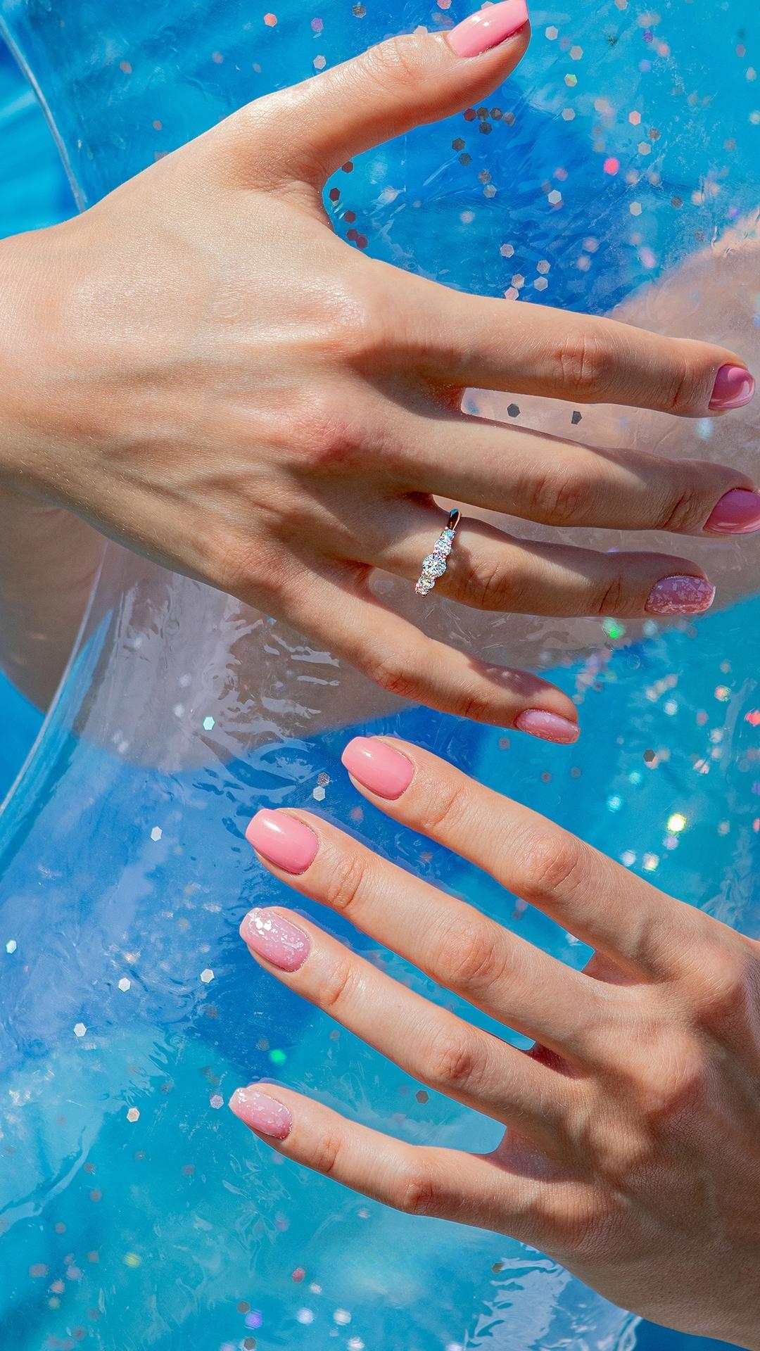 Pierscionek zareczynowy z szafir bialy 053 ct z zolte zloto darling na palcu