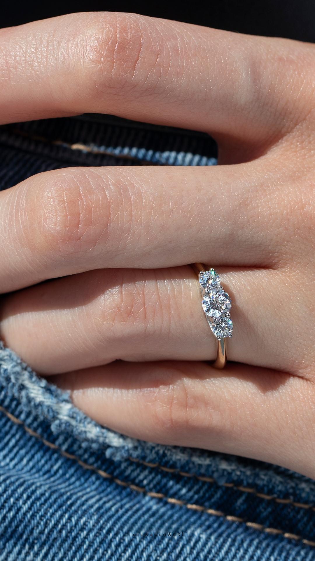 Pierscionek zareczynowy z diament 084 ct z zolte zloto honey na palcu