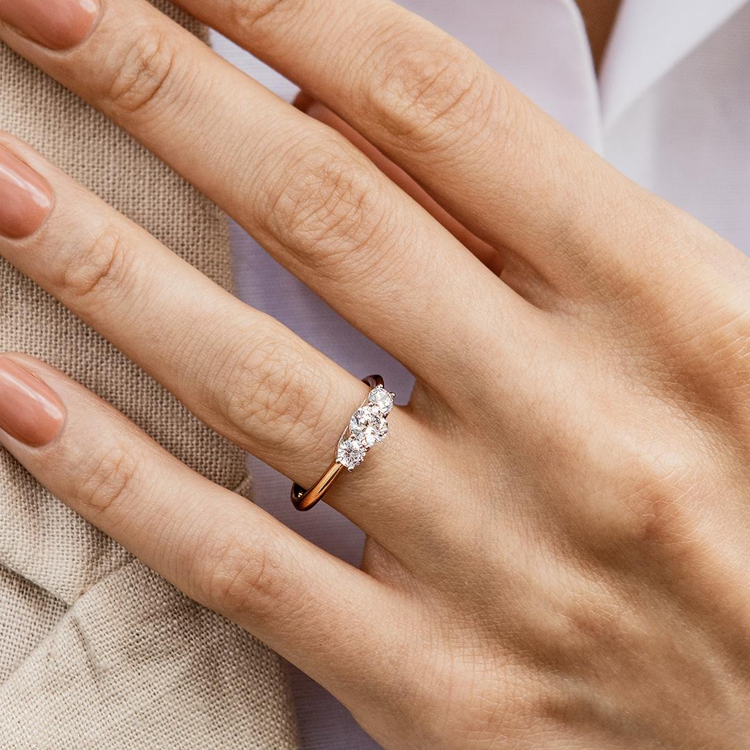 Pierscionek zareczynowy z szafir bialy 045 ct z zolte zloto honey na palcu 02