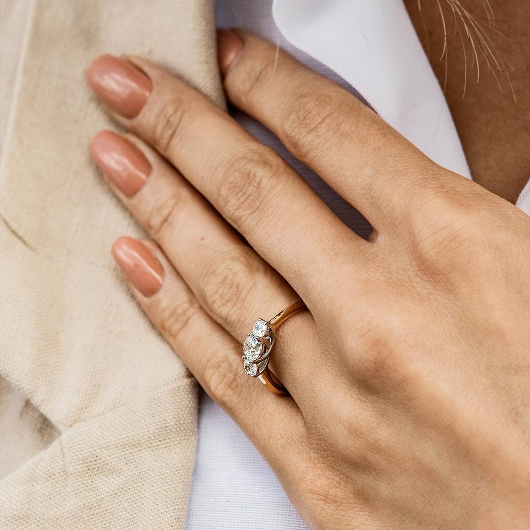 Pierscionek zareczynowy z szafir bialy 045 ct z zolte zloto honey na palcu 03