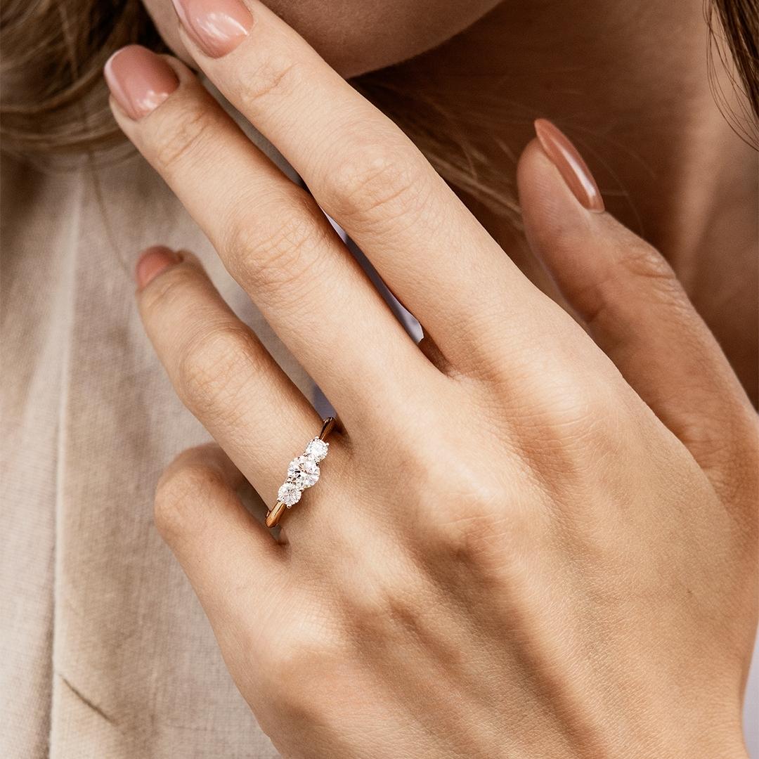 Pierscionek zareczynowy z szafir bialy 045 ct z zolte zloto honey na palcu 04