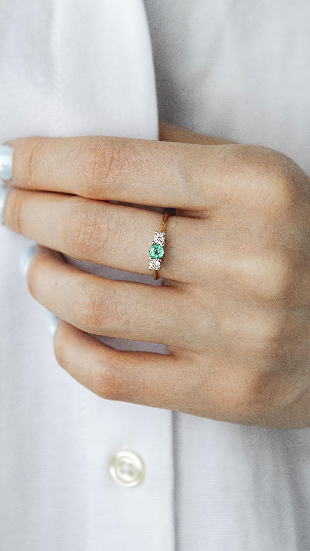 Pierscionek zareczynowy z szmaragd 045 ct z zolte zloto honey na palcu