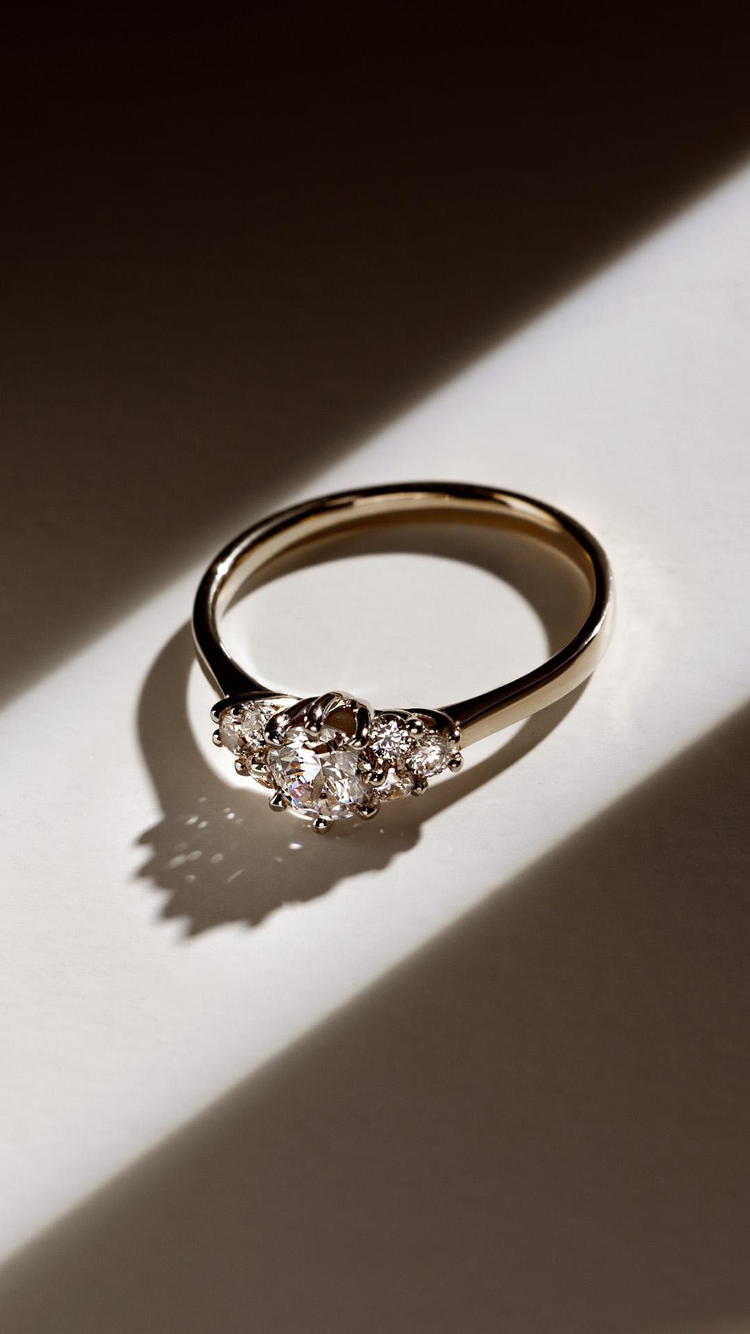 Pierscionek zareczynowy z diament 098 ct z zolte zloto lilly na palcu 03